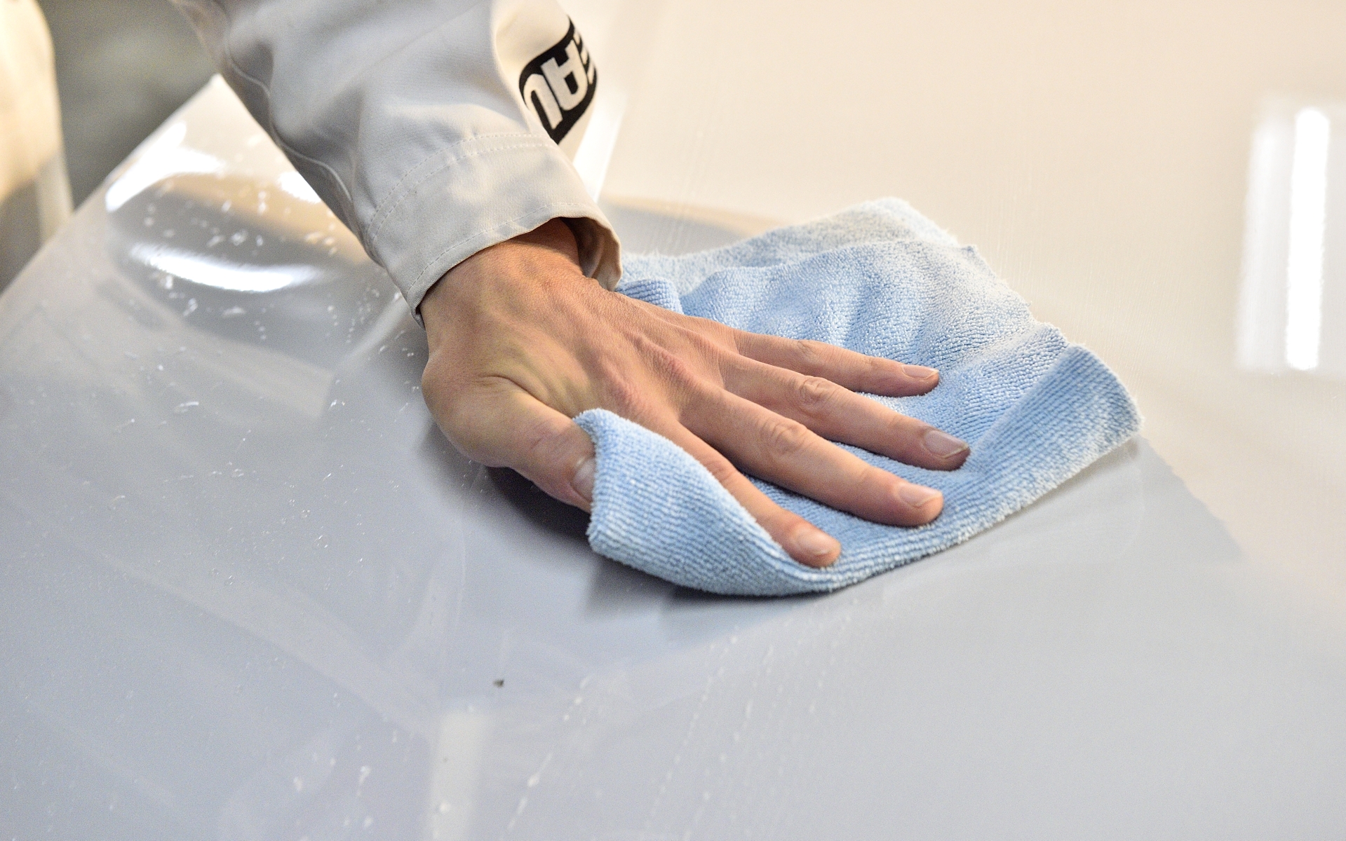 脱脂する際は繊維の残らないウエスが必須