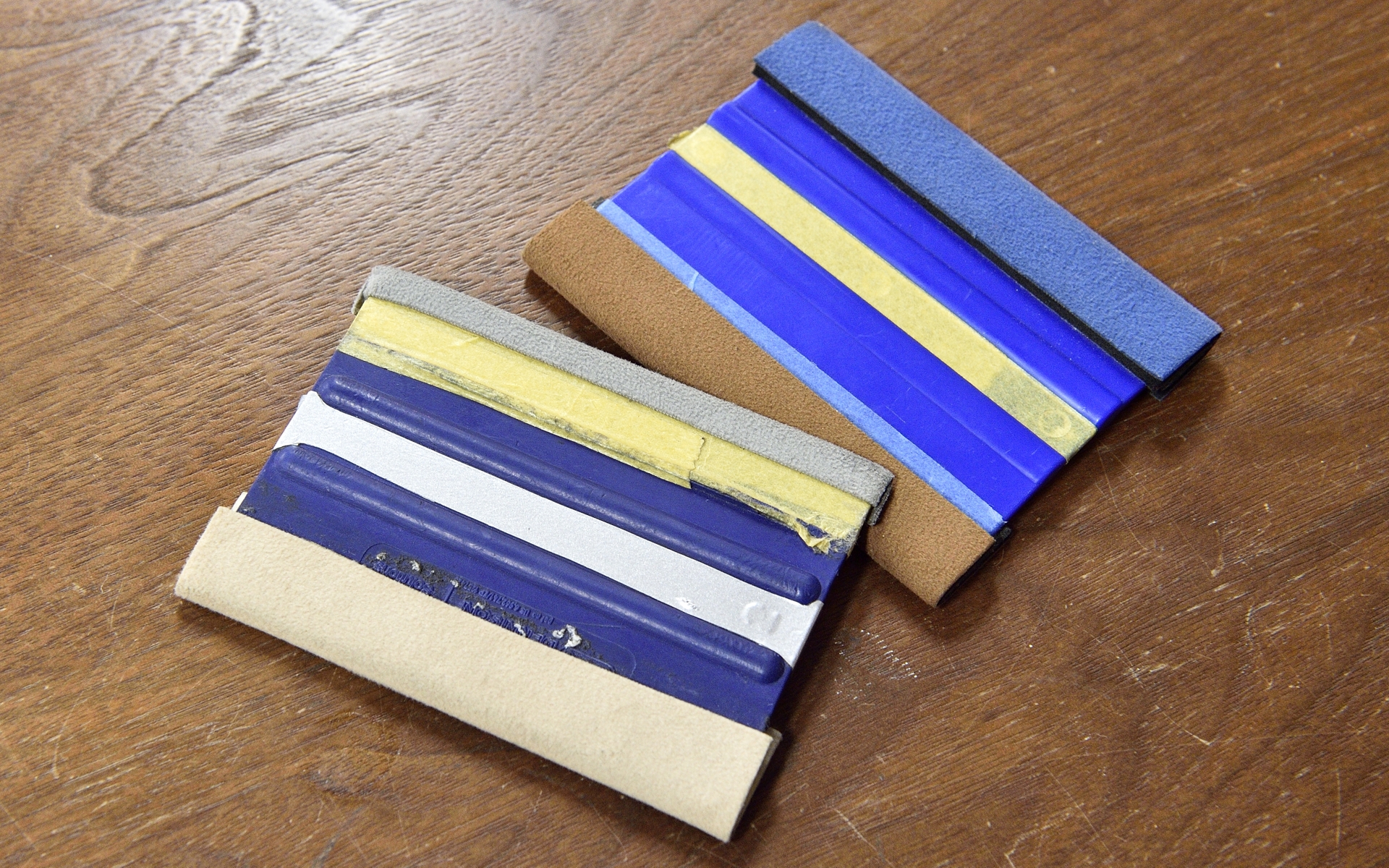 しっかりとフィルムを押しつけながら貼り込むための「スキージー」という工具