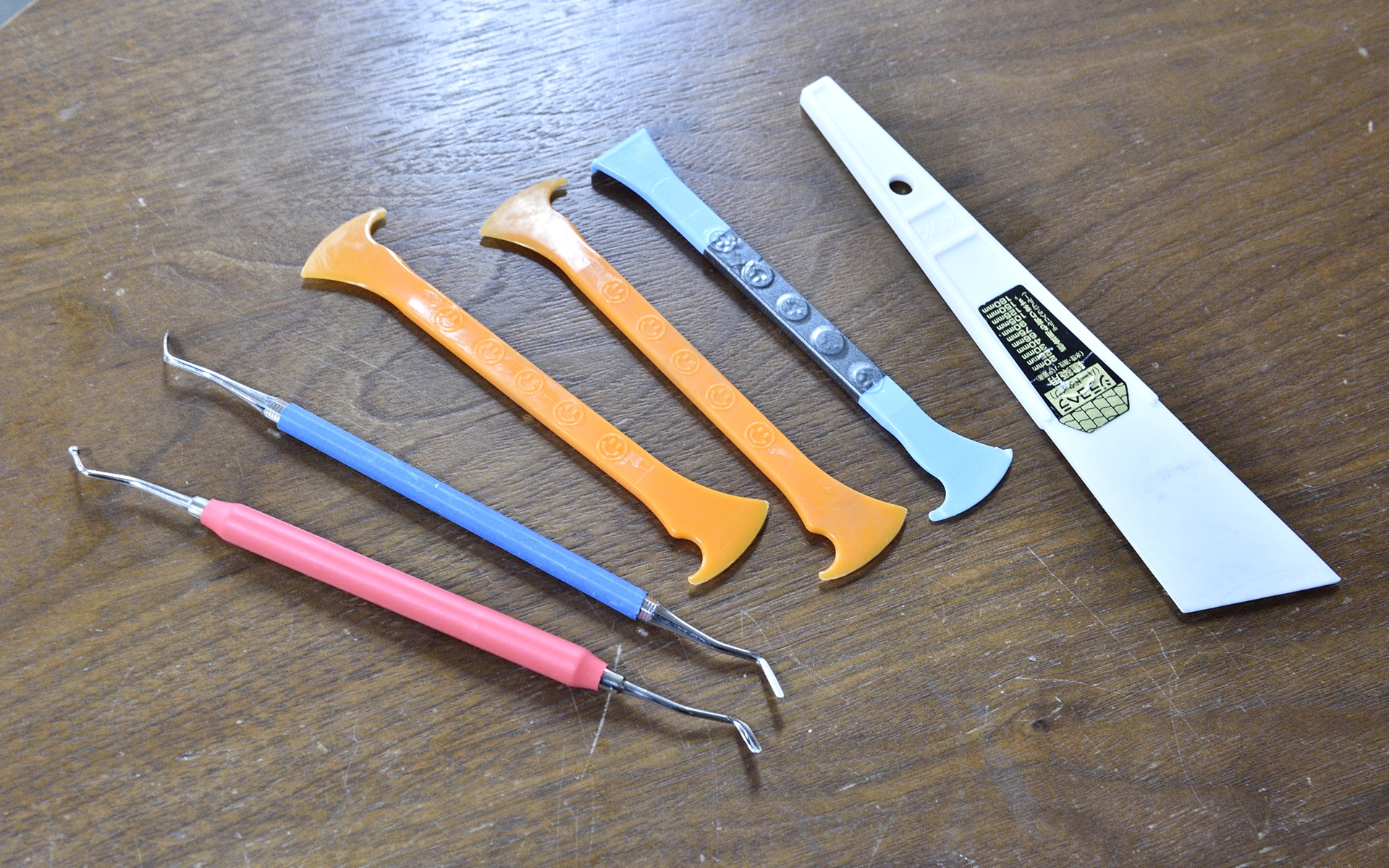 細かなところに密着させる特殊ツール。先駆者である伊藤先生が自ら開発した工具もある