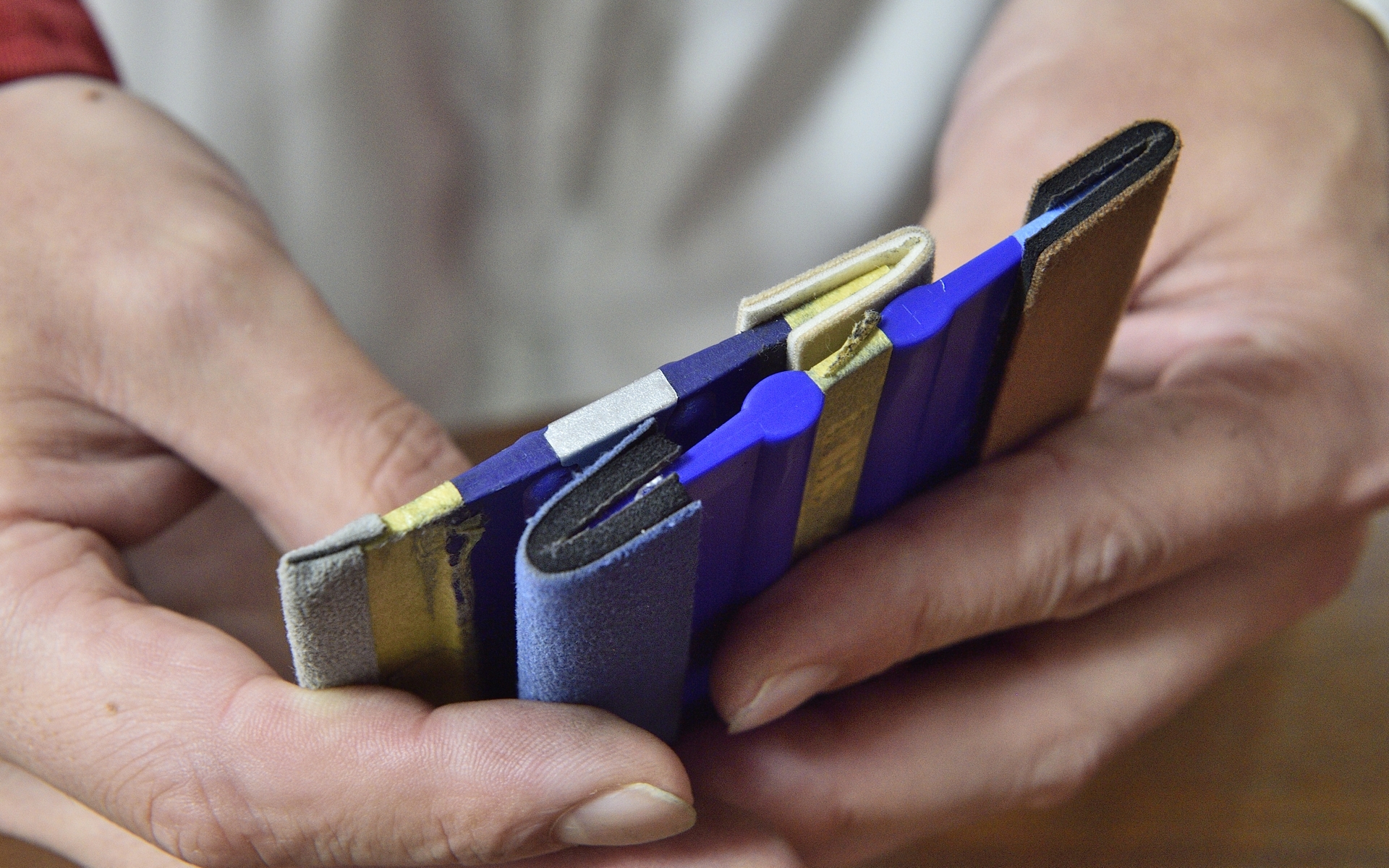 スキージーは固さがいろいろあり、使用する場所や作業者の好みで選ぶという