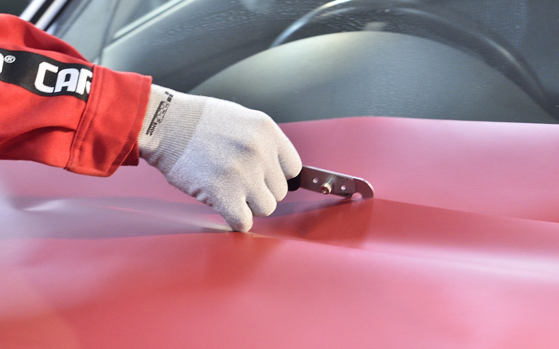 ウィンドウ側は刃先が表面に出ないカッターを使用