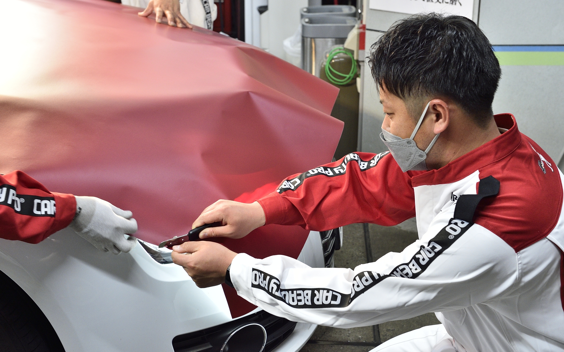 ボディに傷をつけない丁寧な作業が求められる