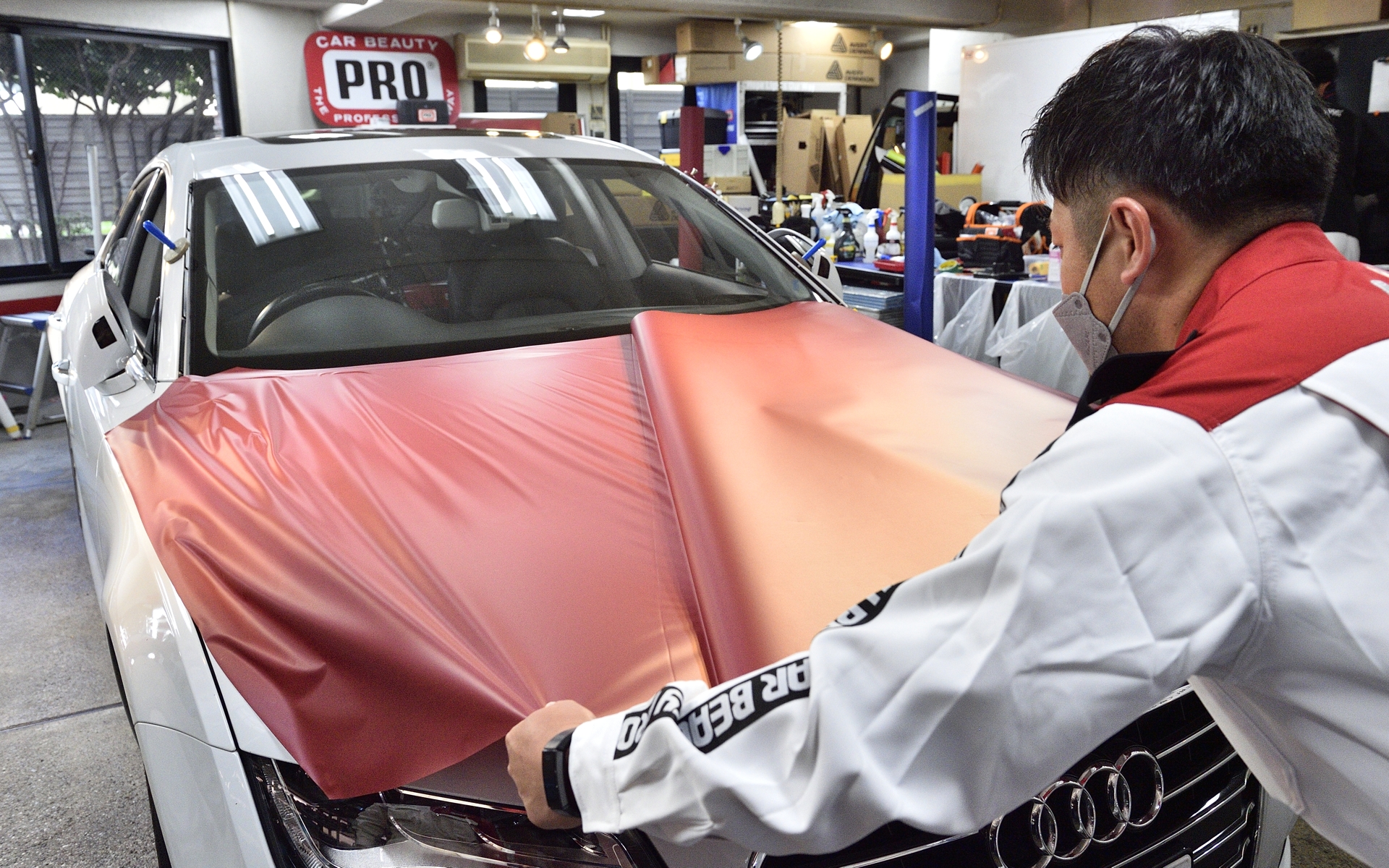 強い折り線やシワができないように剥離紙をはがしていく