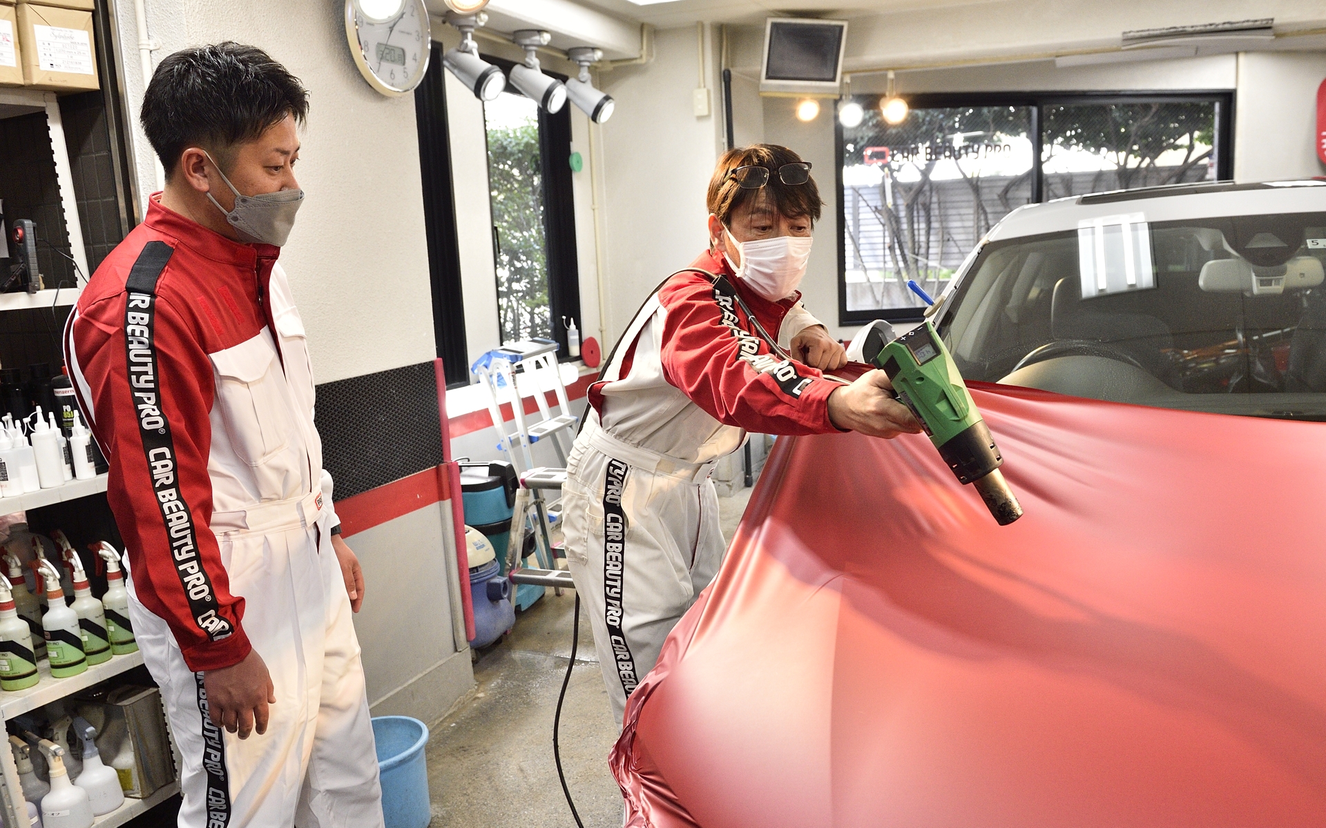 ヒートガンで少しだけ温めると滑らかになり貼りやすくなる