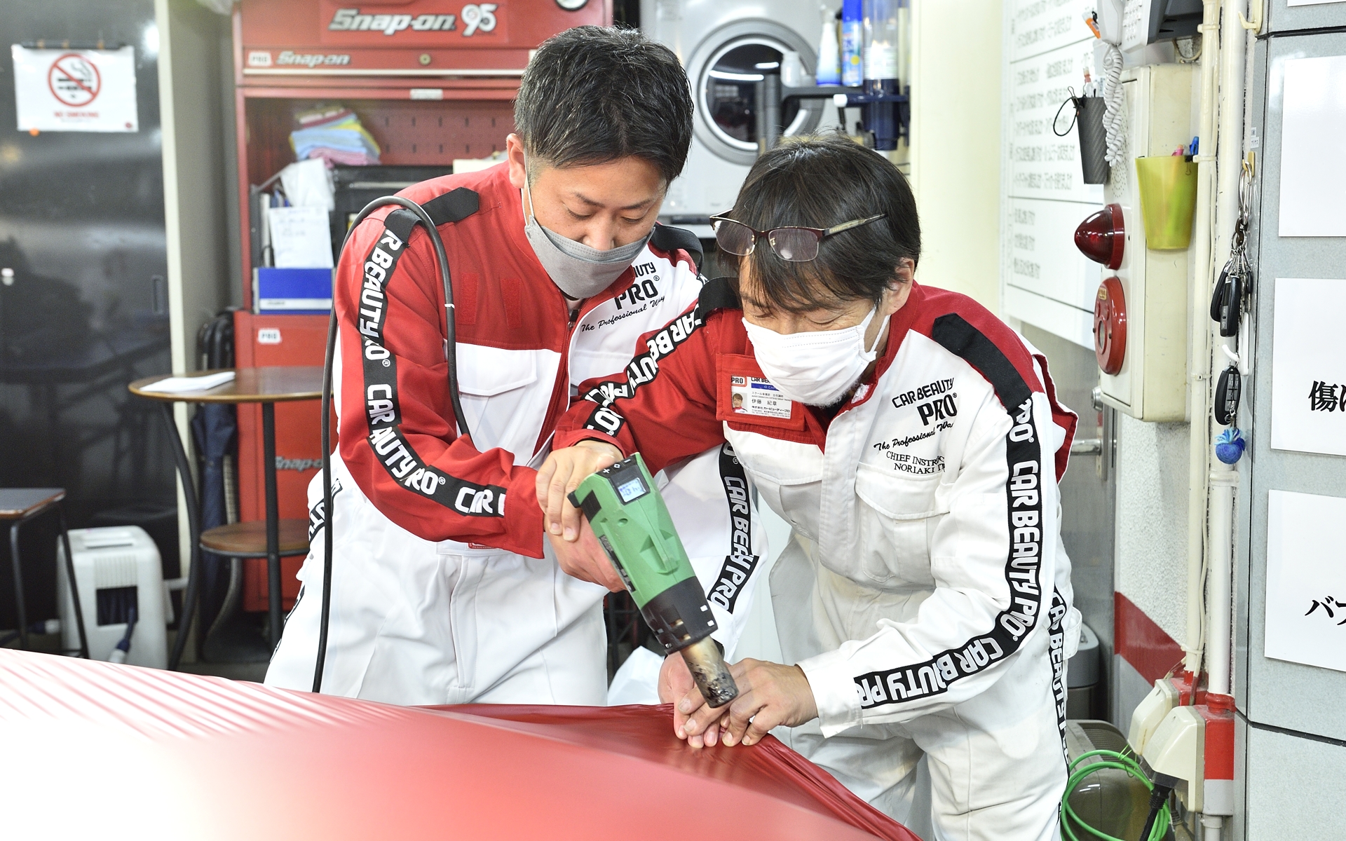 ヒートガンの使い方は部位によって異なるので、実際に手を取って技術を体感させながら覚えさせていた