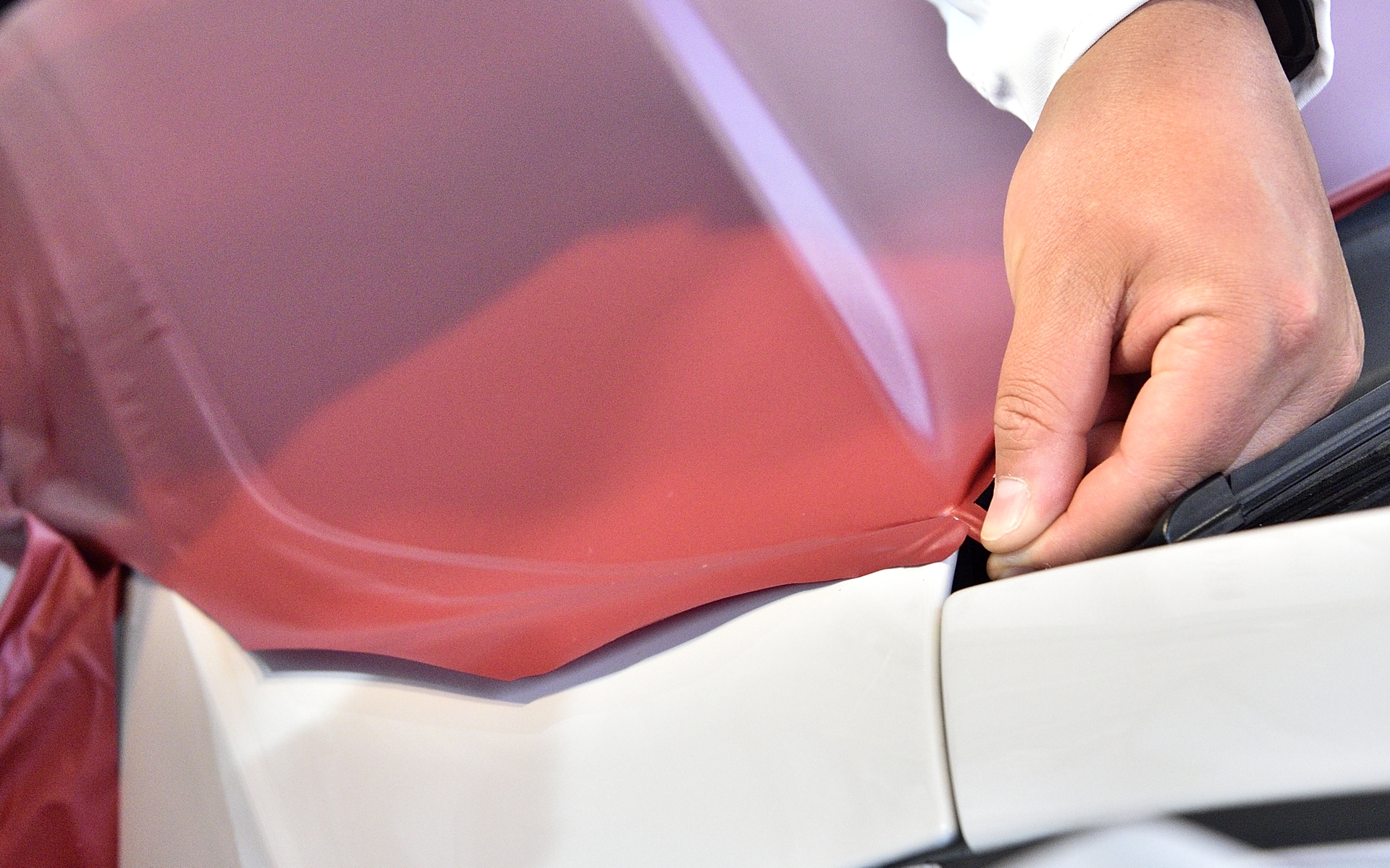 年数の経っている車両や修復歴のありの車両など、個体によっては左右の隙間が違っていることもある。そういった細かいシチュエーションに対応できるのは、これまで培ってきたプロの技術があるカービューティープロならでは