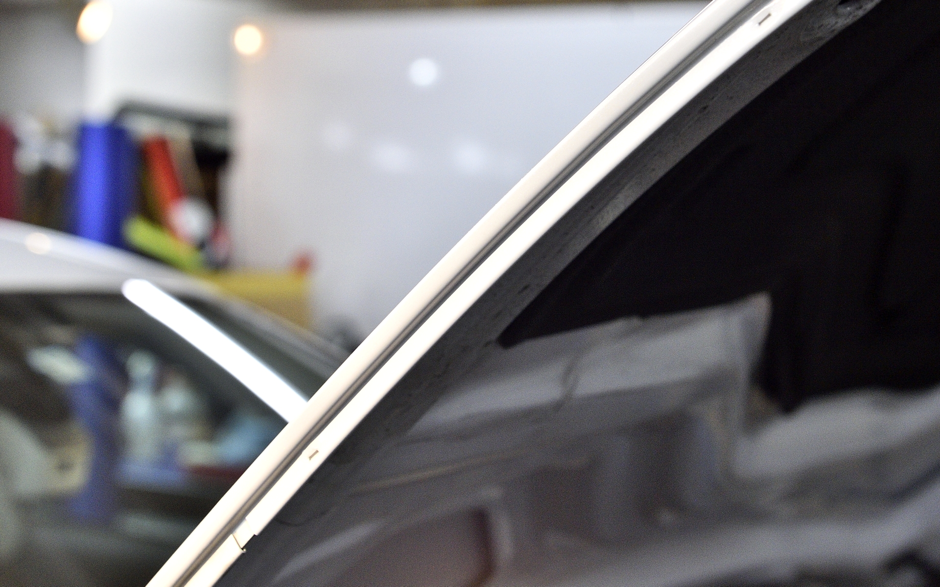 このアウディ A7のように、ボンネットの左右が特殊な形状をしている車両もあり、車種によって難易度もさまざま