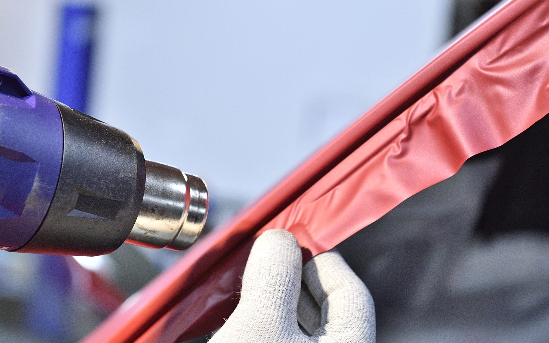 このアウディ A7のように、ボンネットの左右が特殊な形状をしている車両もあり、車種によって難易度もさまざま