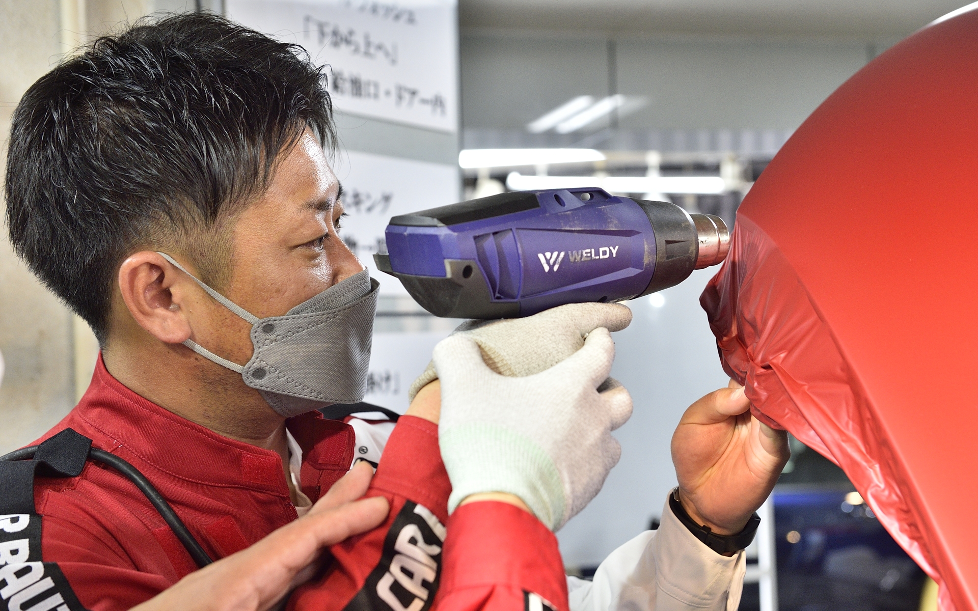 このアウディ A7のように、ボンネットの左右が特殊な形状をしている車両もあり、車種によって難易度もさまざま