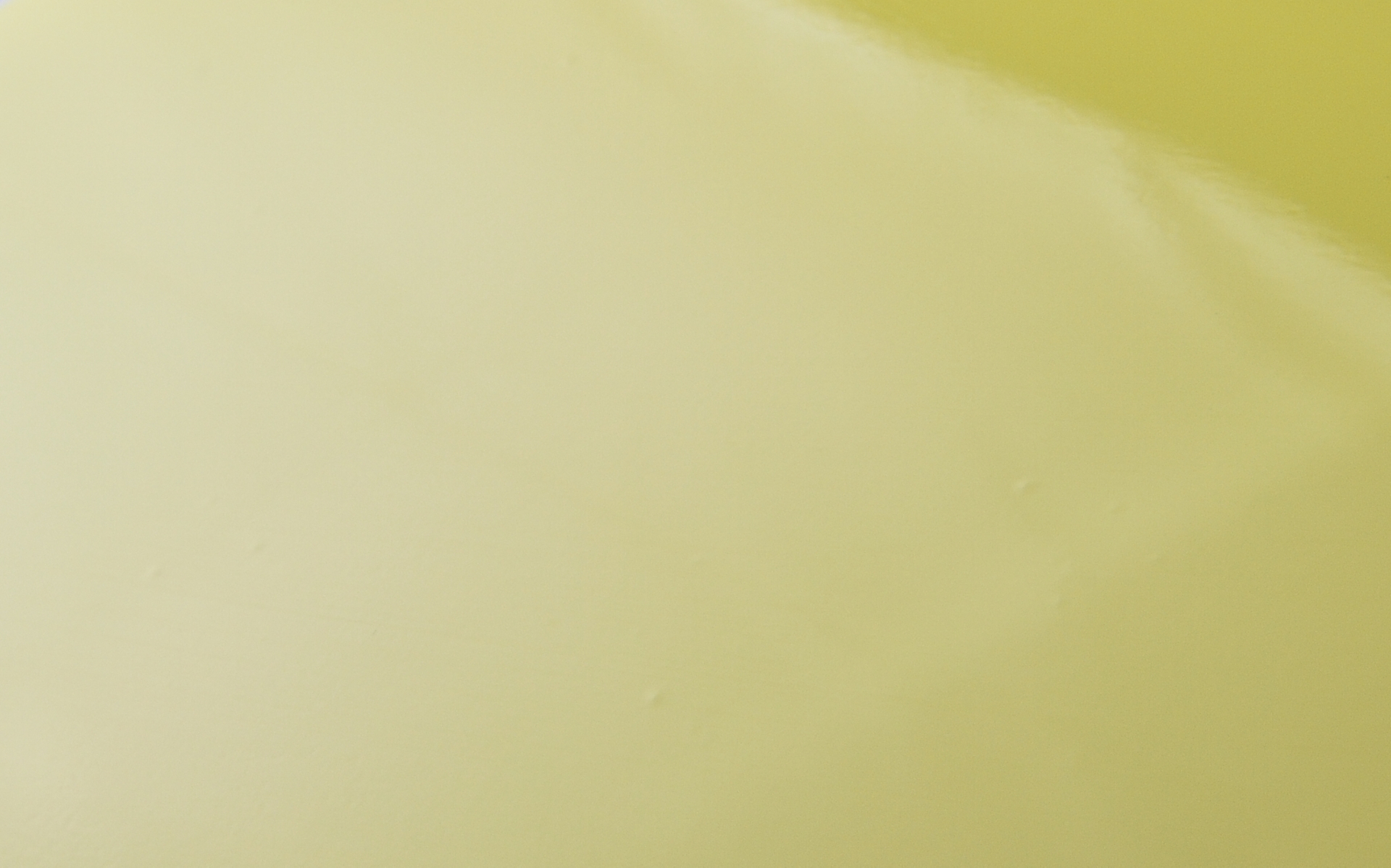 写真を拡大して見ると分かりやすいが、光沢フィルムは下地の凹凸がそのまま出やすい