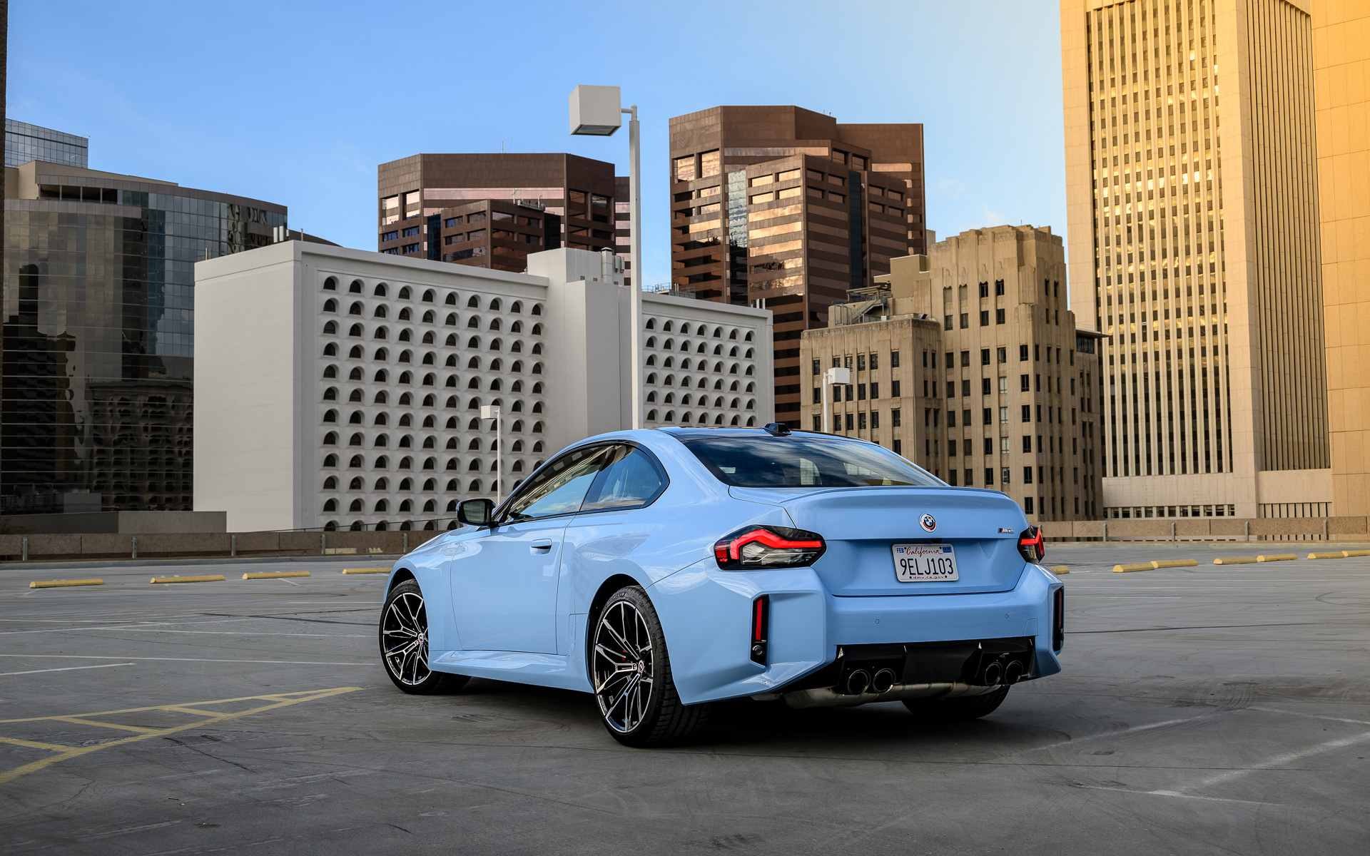 今回試乗したのは日本では2月に注文受付を開始した新型「M2」。価格は8速AT、6速MTモデルともに958万円。コンパクトなボディに直列6気筒エンジンを搭載し、駆動方式に後輪駆動を採用するFRモデルとなり、ボディサイズは4580×1885×1410mm（全長×全幅×全高）で、ホイールベースは2745mm