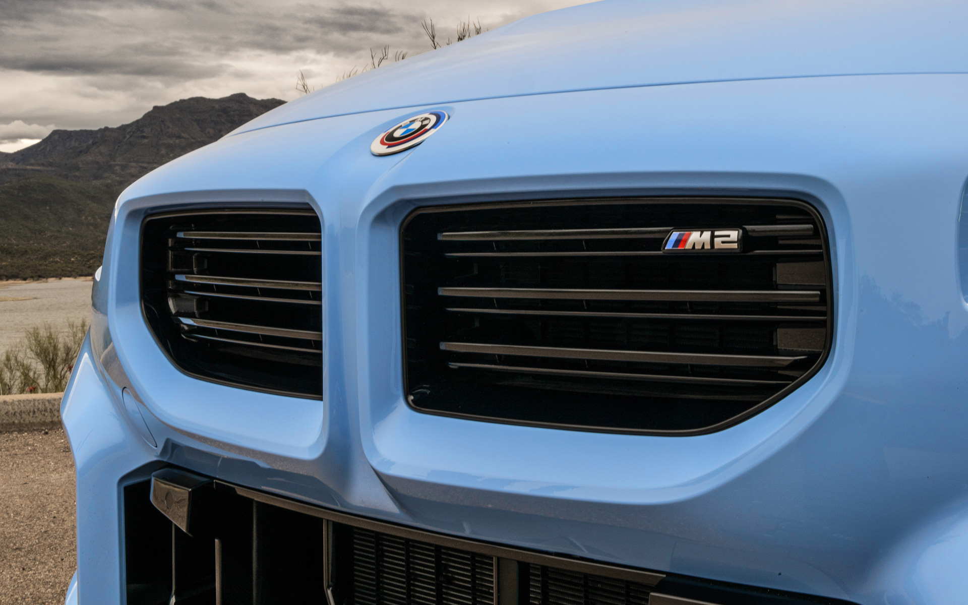 フロントデザインは「2シリーズ クーペ」をベースとしながら大きく左右に張り出した四角型基調のエアインテーク、ヘッドライトまわりのデザイン、横バーを採用した直線的なデザインのフレームレスのキドニーグリル、横方向にワイドにしたフロントホイールハウスなどにより存在感を強調。リアまわりではLED技術を取り入れスモーク処理されたコンパクトなテールランプ、後部をキックアップさせた厚みのあるトランク形状、Mハイ・パフォーマンス・モデル伝統の存在感のある4本出しエキゾーストパイプ、空力特性の改善に寄与する立体的なリアディフューザーなどを採用