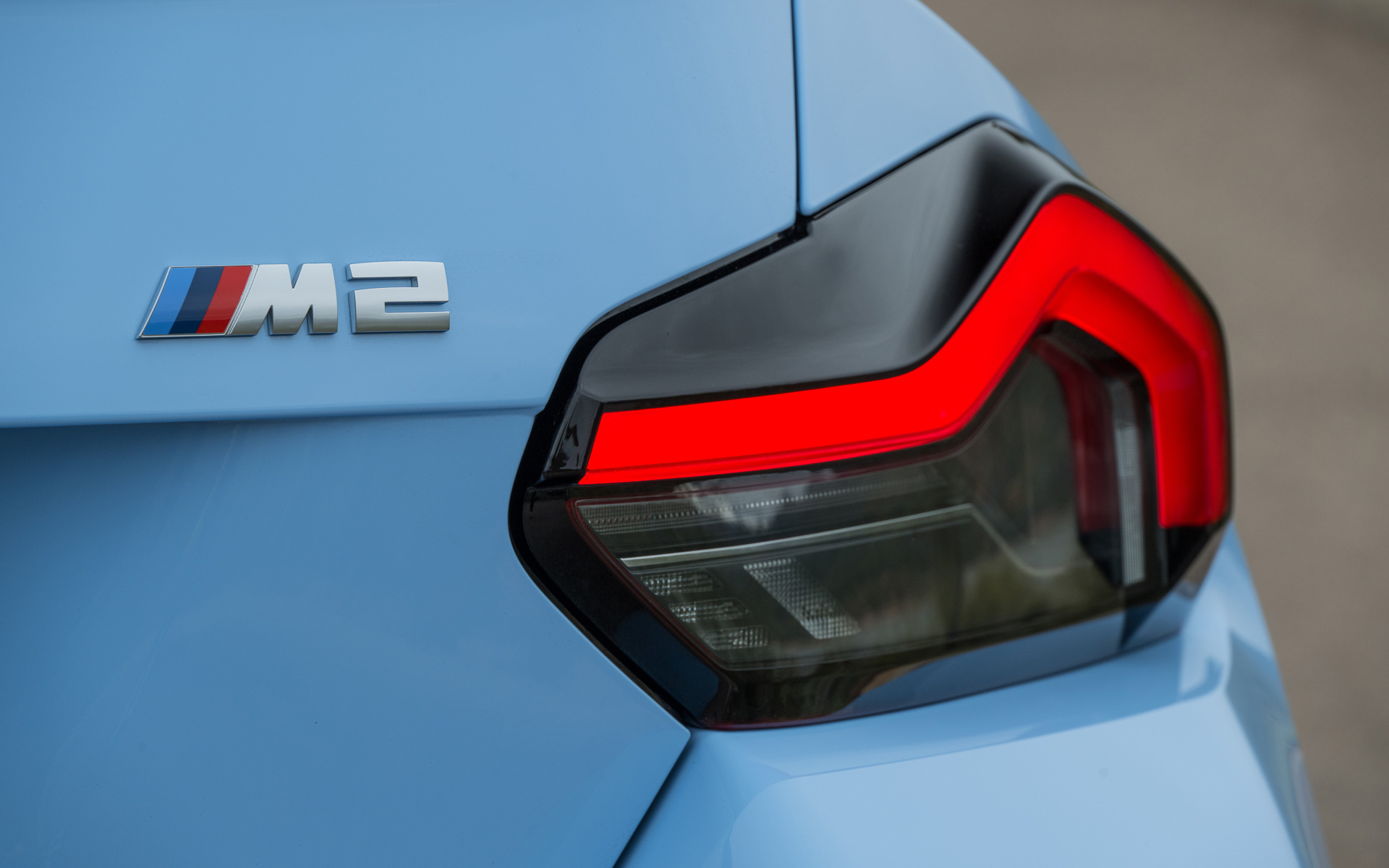 フロントデザインは「2シリーズ クーペ」をベースとしながら大きく左右に張り出した四角型基調のエアインテーク、ヘッドライトまわりのデザイン、横バーを採用した直線的なデザインのフレームレスのキドニーグリル、横方向にワイドにしたフロントホイールハウスなどにより存在感を強調。リアまわりではLED技術を取り入れスモーク処理されたコンパクトなテールランプ、後部をキックアップさせた厚みのあるトランク形状、Mハイ・パフォーマンス・モデル伝統の存在感のある4本出しエキゾーストパイプ、空力特性の改善に寄与する立体的なリアディフューザーなどを採用