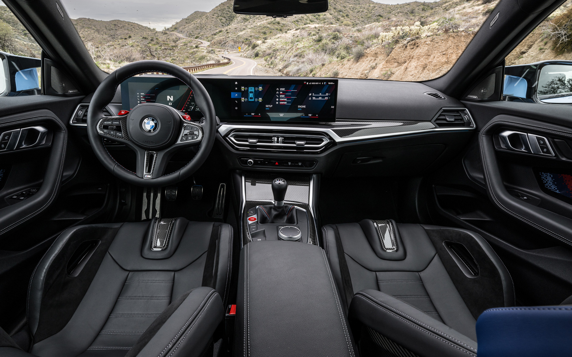 インテリアではiドライブ・コントローラー、タッチ操作が可能な視認性に優れたカーブド・ディスプレイ、全席乗員の身体をしっかりと支えるMスポーツ・シートに加えて、サーキット走行に適した「Mカーボン・バケット・シート」をオプション設定。Mカーボン・バケット・シートは前席2脚で約10kgの軽量化を実現するという