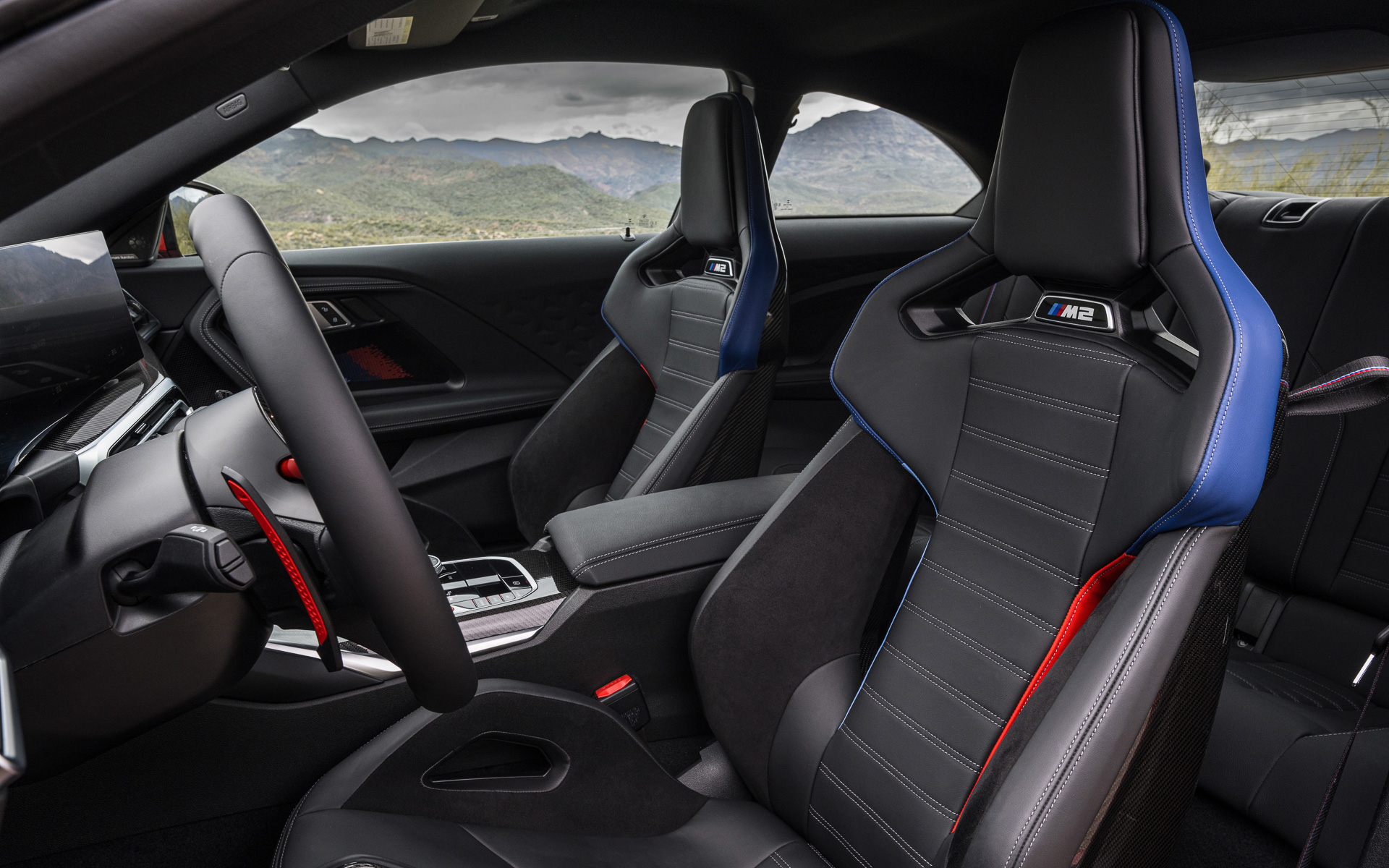 インテリアではiドライブ・コントローラー、タッチ操作が可能な視認性に優れたカーブド・ディスプレイ、全席乗員の身体をしっかりと支えるMスポーツ・シートに加えて、サーキット走行に適した「Mカーボン・バケット・シート」をオプション設定。Mカーボン・バケット・シートは前席2脚で約10kgの軽量化を実現するという