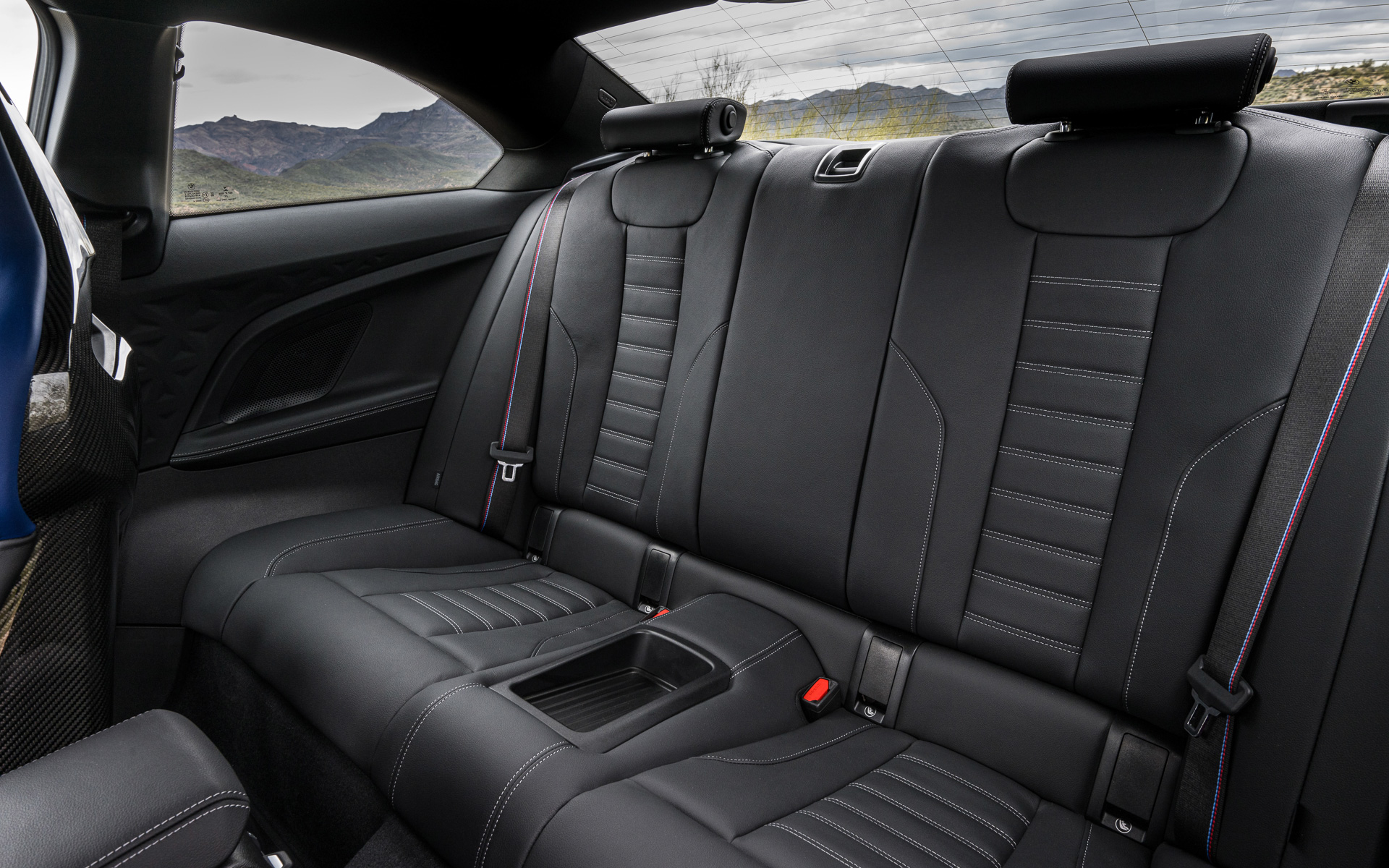 インテリアではiドライブ・コントローラー、タッチ操作が可能な視認性に優れたカーブド・ディスプレイ、全席乗員の身体をしっかりと支えるMスポーツ・シートに加えて、サーキット走行に適した「Mカーボン・バケット・シート」をオプション設定。Mカーボン・バケット・シートは前席2脚で約10kgの軽量化を実現するという