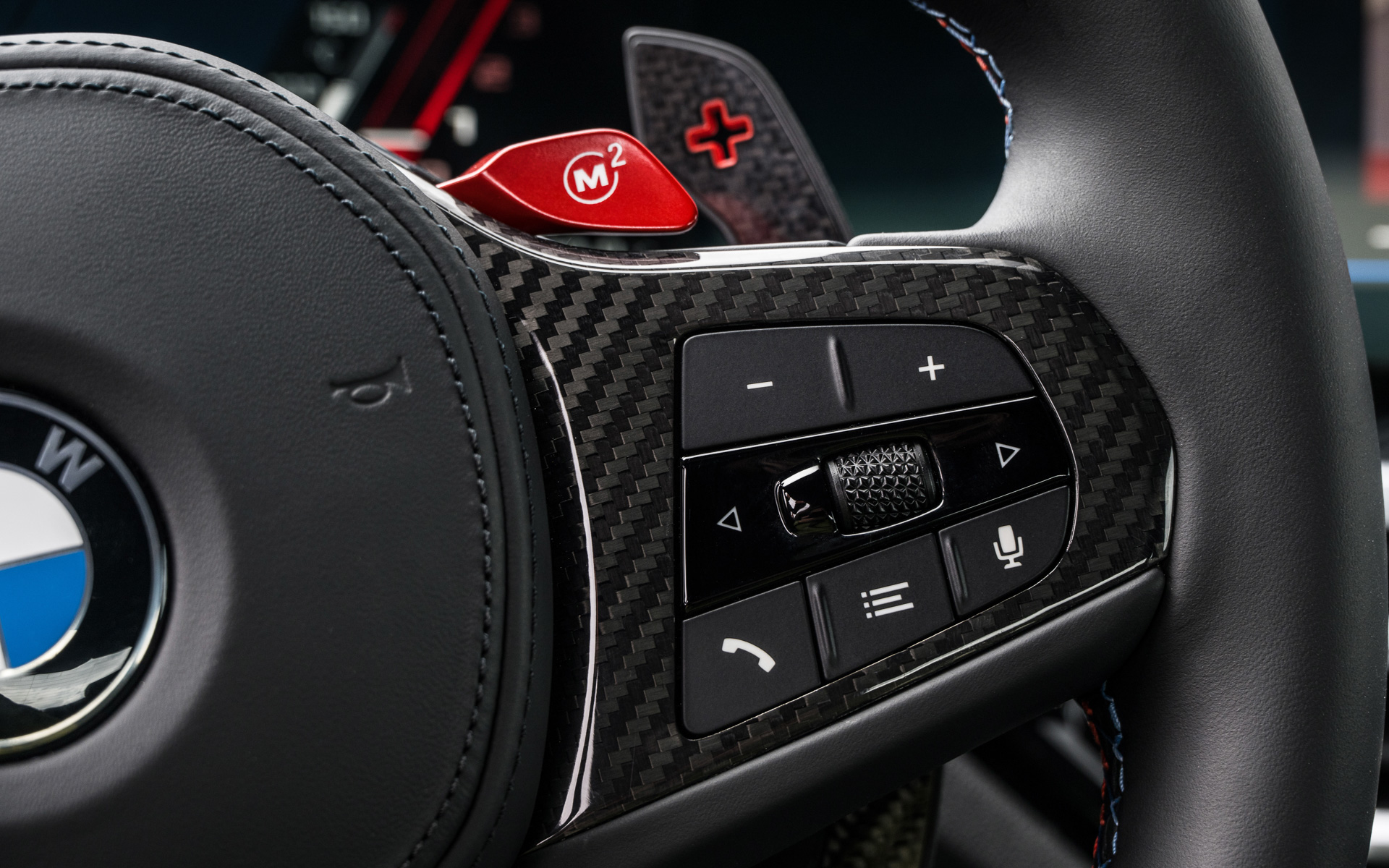 インテリアではiドライブ・コントローラー、タッチ操作が可能な視認性に優れたカーブド・ディスプレイ、全席乗員の身体をしっかりと支えるMスポーツ・シートに加えて、サーキット走行に適した「Mカーボン・バケット・シート」をオプション設定。Mカーボン・バケット・シートは前席2脚で約10kgの軽量化を実現するという