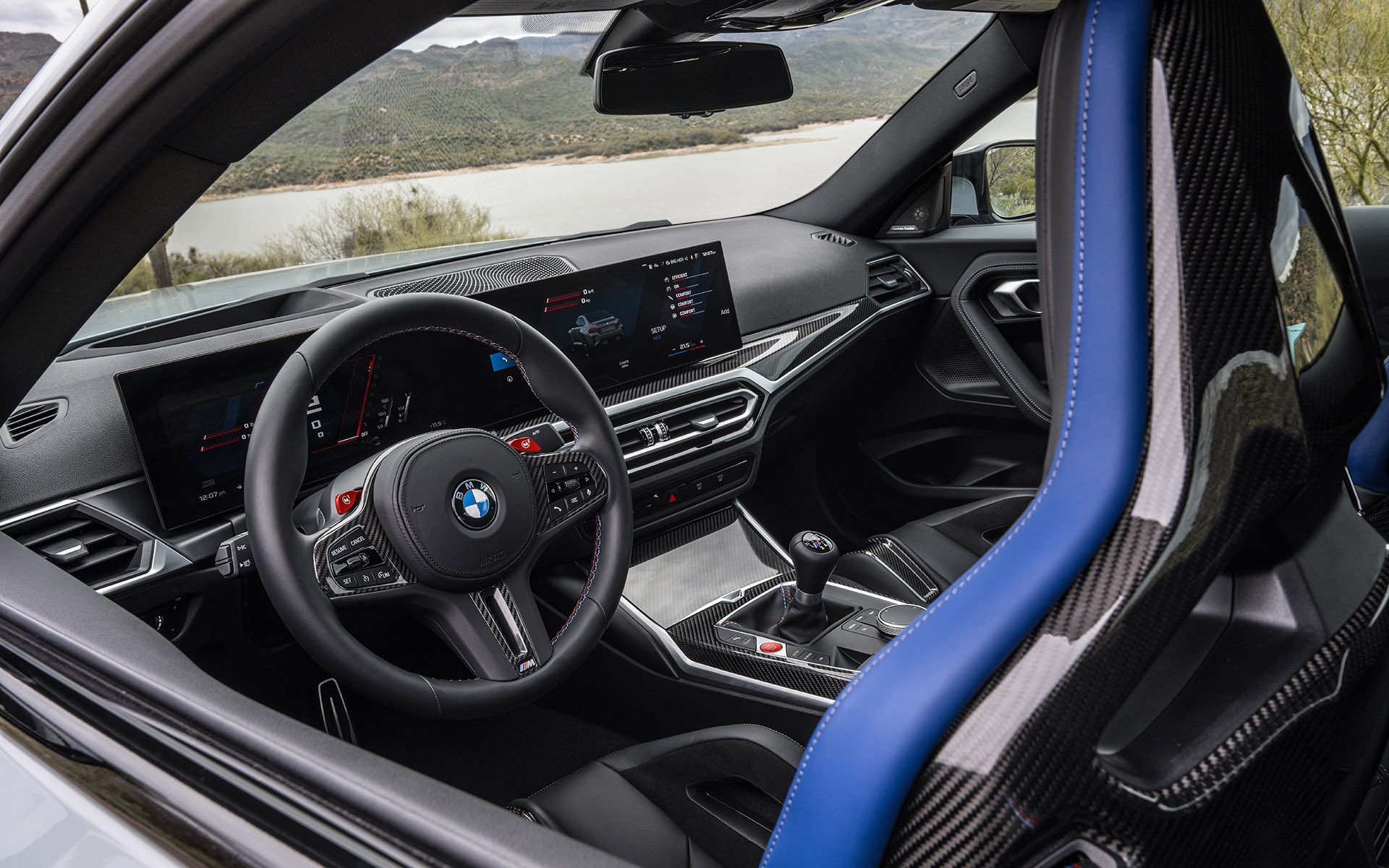 インテリアではiドライブ・コントローラー、タッチ操作が可能な視認性に優れたカーブド・ディスプレイ、全席乗員の身体をしっかりと支えるMスポーツ・シートに加えて、サーキット走行に適した「Mカーボン・バケット・シート」をオプション設定。Mカーボン・バケット・シートは前席2脚で約10kgの軽量化を実現するという