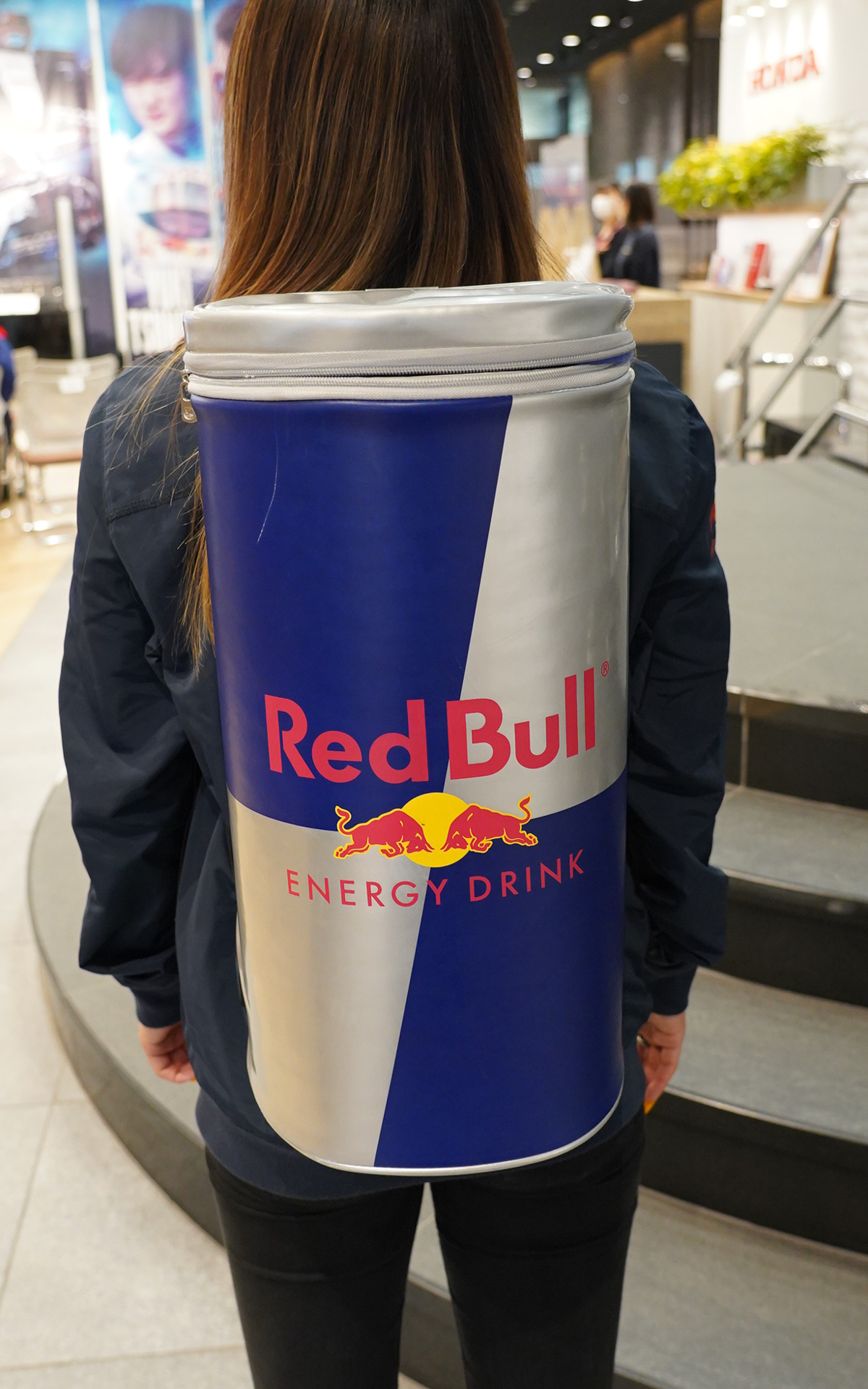 会場ではレッドブルのパープル缶が無償で配布されていた