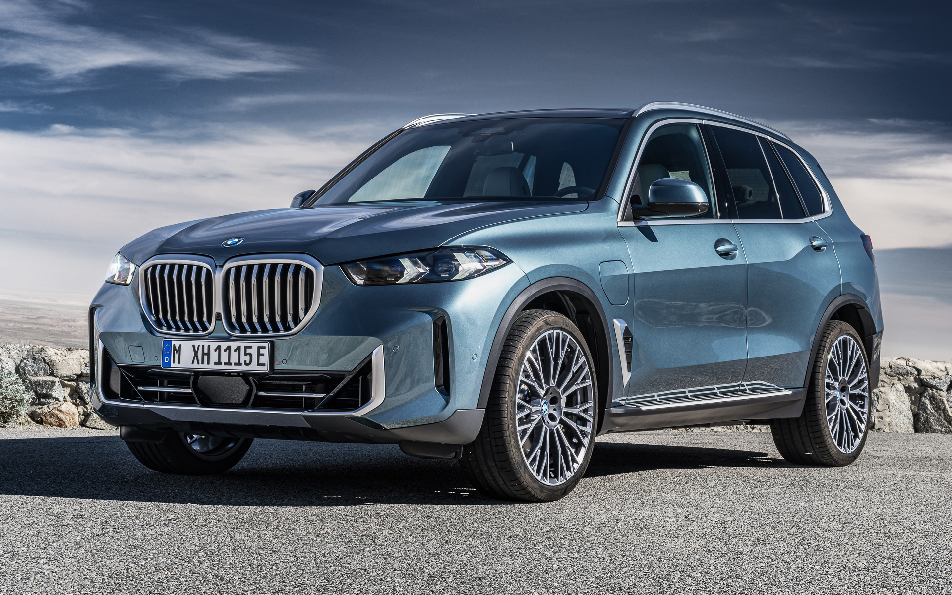BMWのプレミアムミドルSAVのX5。画像はX5 xDrive50e