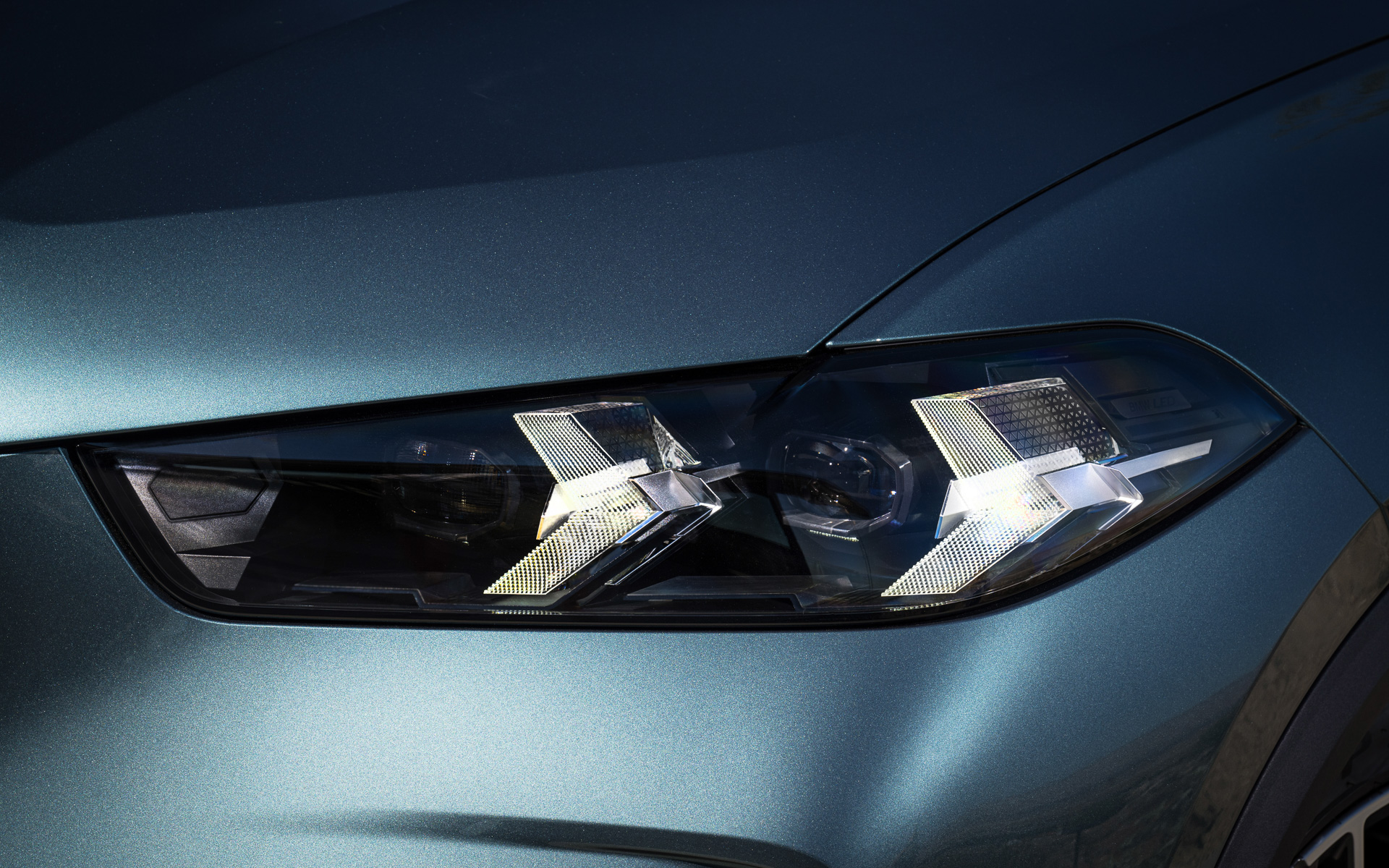 矢印型デイライト機能を有したLEDヘッドライト