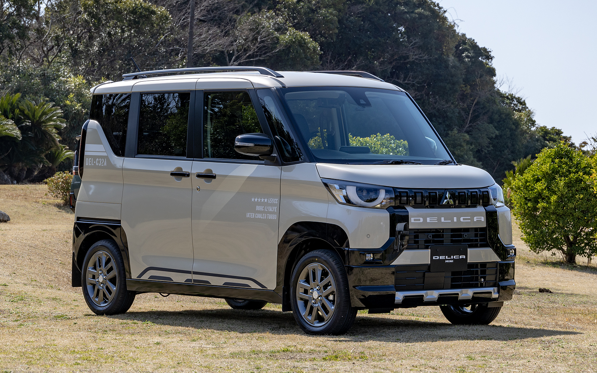 新型デリカミニ T Premium。駆動方式は4WD。ボディカラーはナチュラルアイボリーメタリックで、ディーラーオプション装着車。ボディサイズは3395×1475×1830mm（全長×全幅×全高。2WDの全高は1800mm）