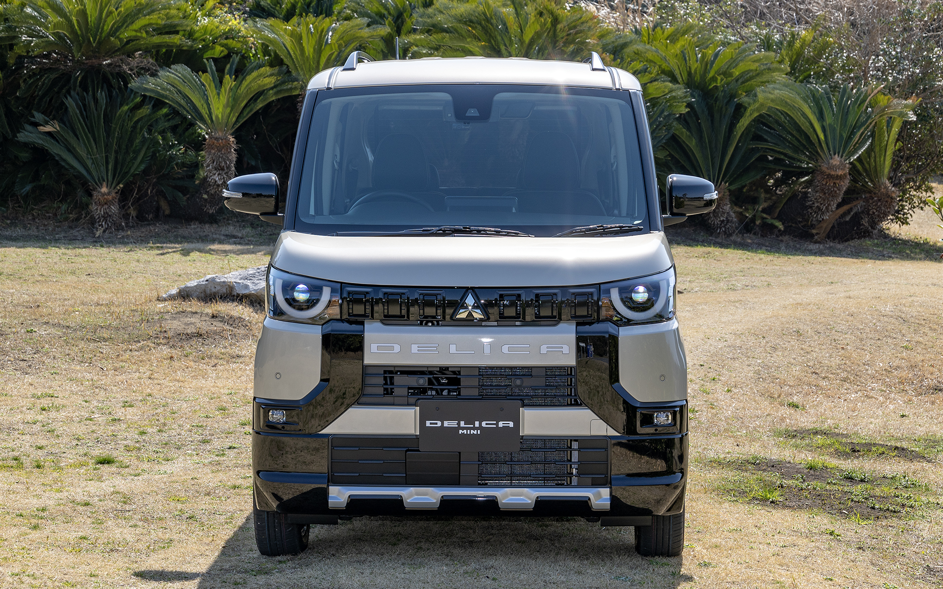 デリカミニの特徴であるフロントまわりのデザイン。ダイナミックシールドをより力強く感じるよう変更された