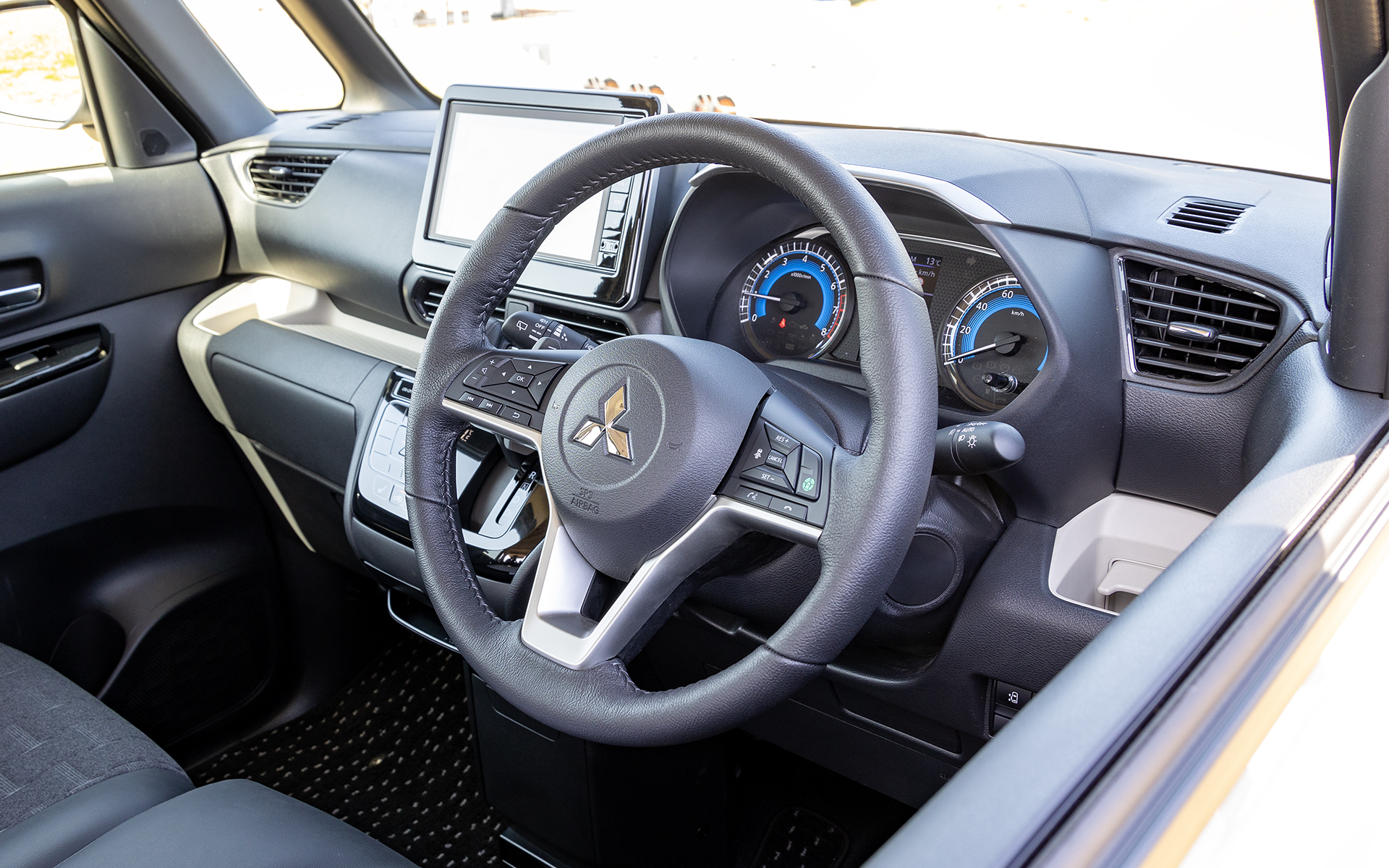 デリカミニのインテリアデザインは基本的にeKクロス スペースのものを引き継いでいるが、アウトドアでの使用を想定しているので、すべてのシートの生地に通気性に優れる撥水素材を採用。また、中央部に立体的なエンボス加工を施すことで蒸れにくくかつ座り心地を向上させているという