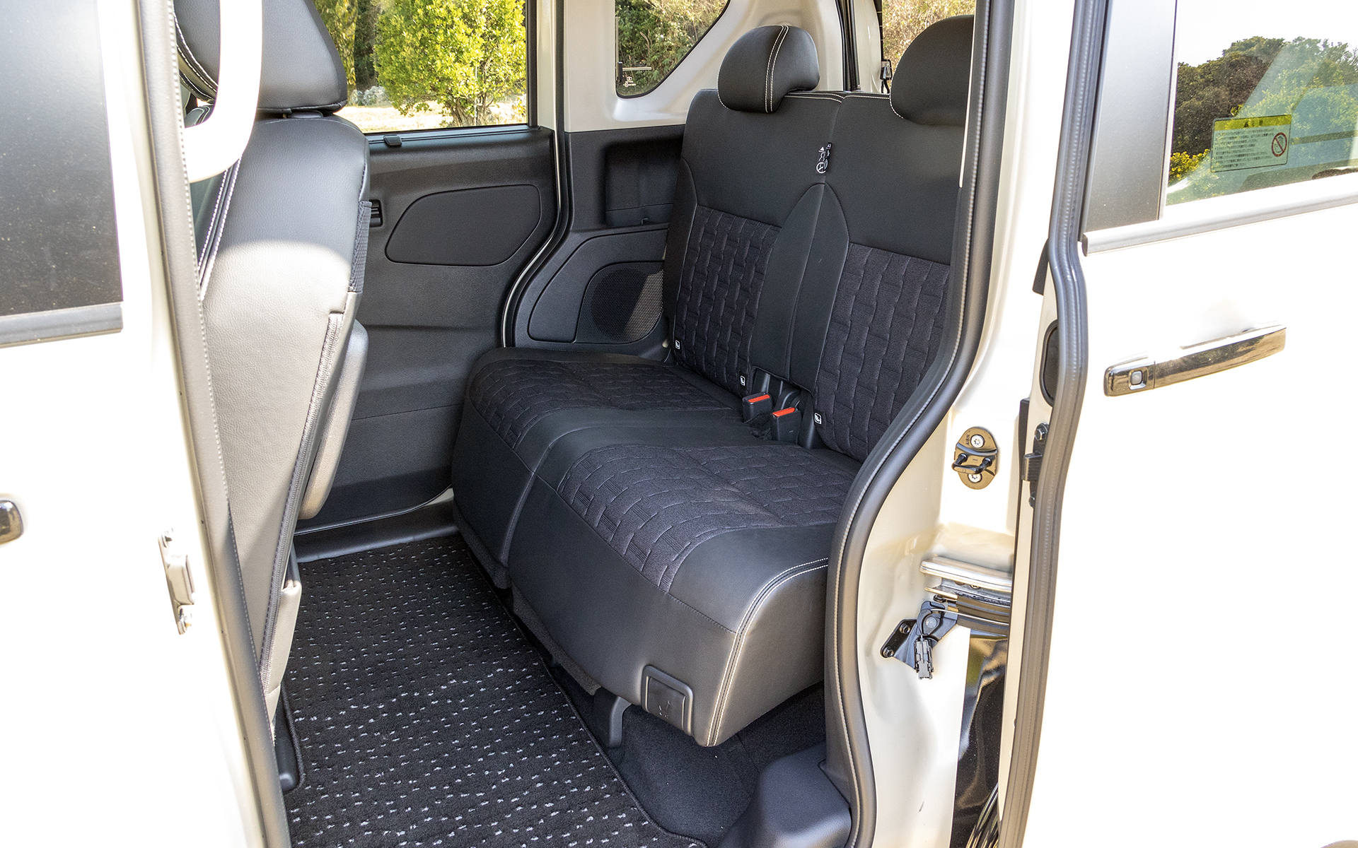 デリカミニのインテリアデザインは基本的にeKクロス スペースのものを引き継いでいるが、アウトドアでの使用を想定しているので、すべてのシートの生地に通気性に優れる撥水素材を採用。また、中央部に立体的なエンボス加工を施すことで蒸れにくくかつ座り心地を向上させているという