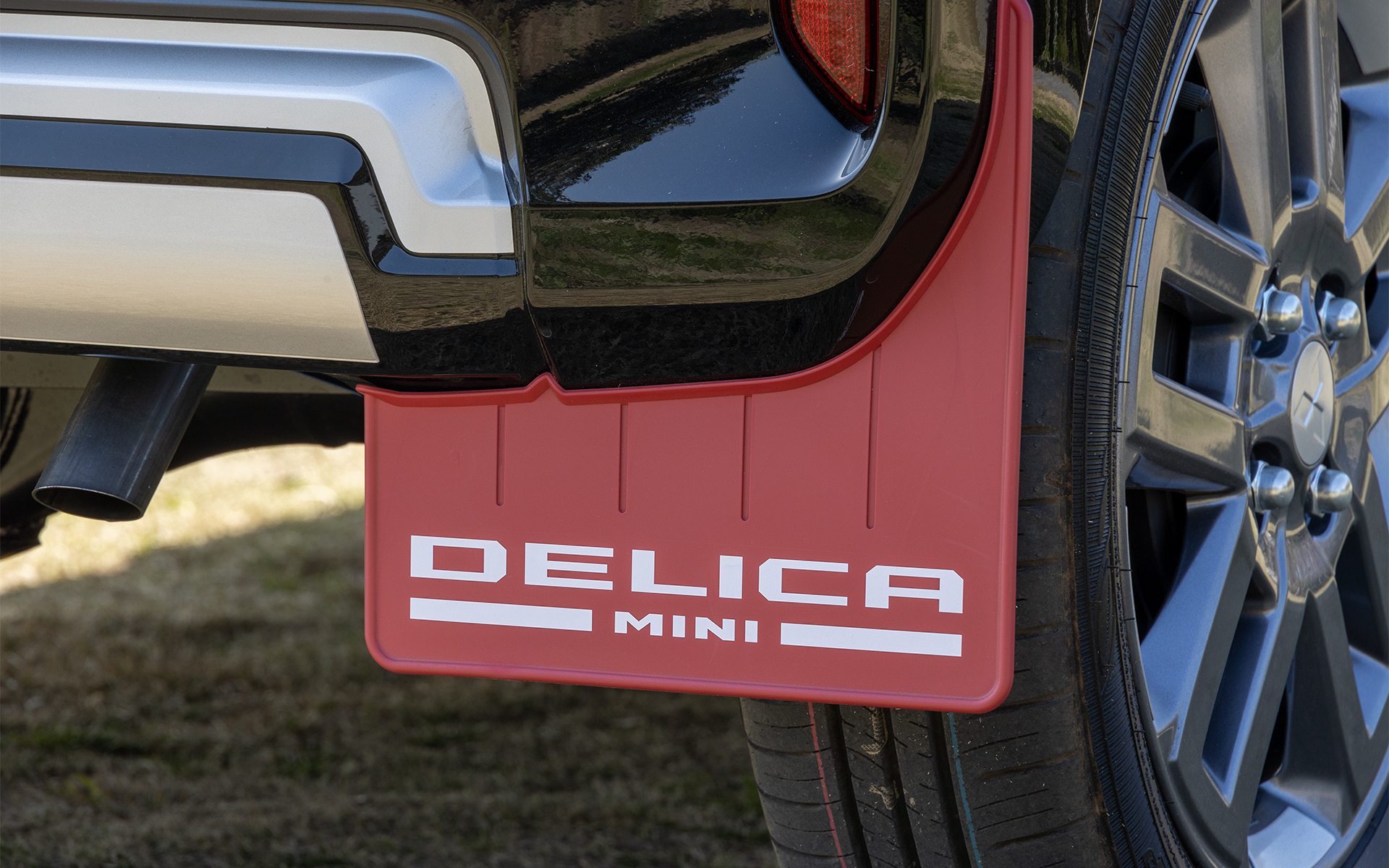 ワイルドアドベンチャースタイル。こちらはライトニングブルーマイカの車両が装着しているもの。大型のマッドフラップは印象的なレッドカラー