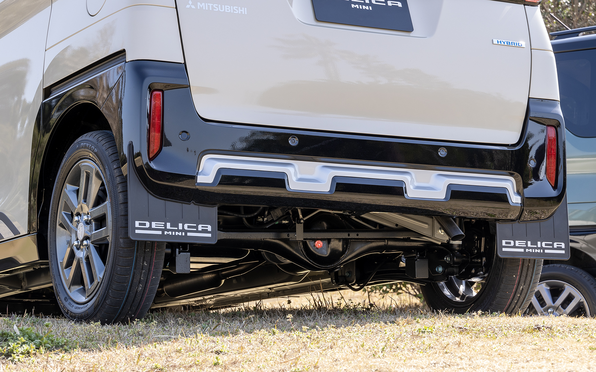 ナチュラルアイボリーメタリックの車両には「アクティブトーンスタイル」というパッケージオプションが付く。こちらのマッドフラップはブラックとなる