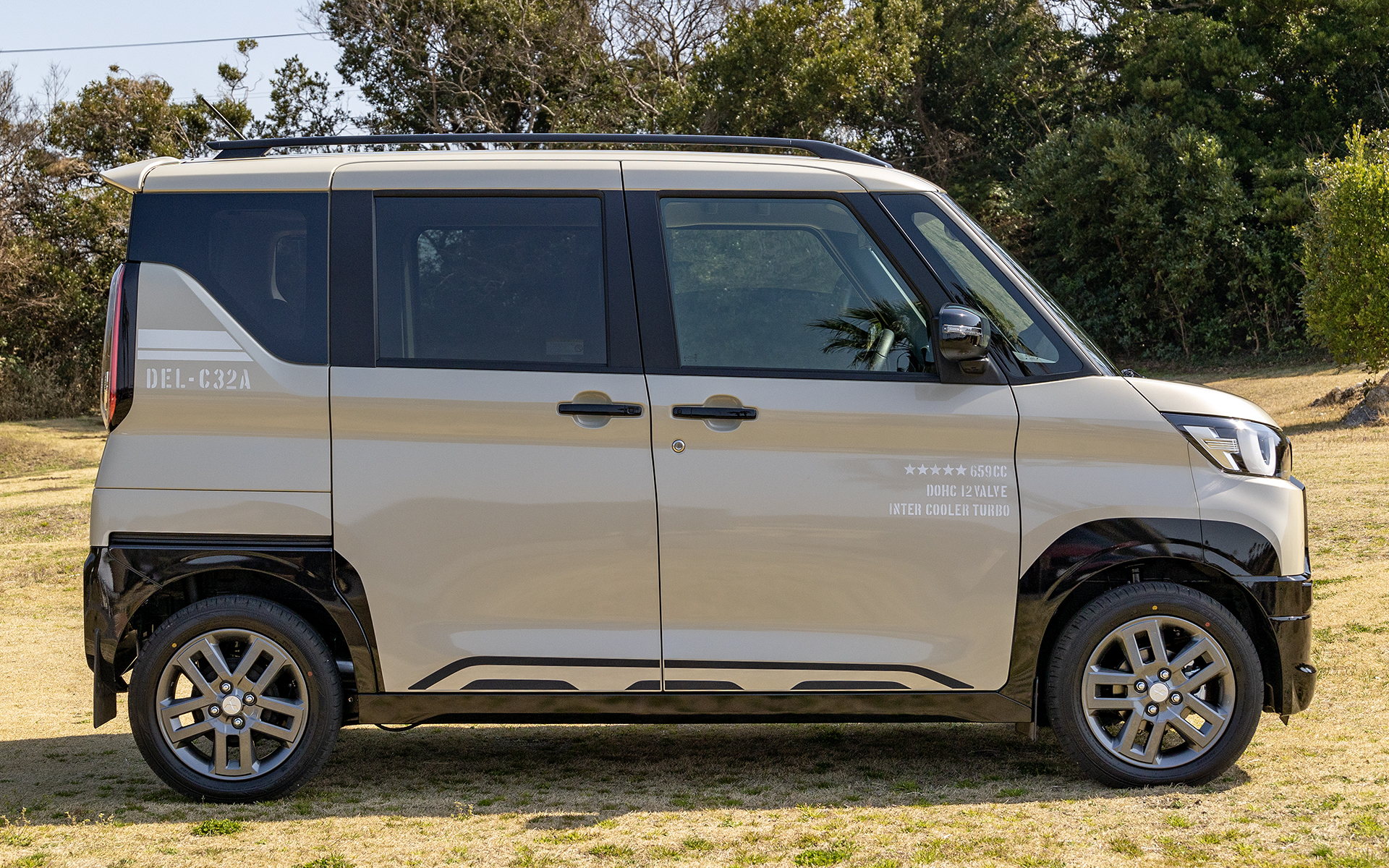 4WDモデルは2WDモデルよりサイズアップした165/60R15サイズのタイヤを装着。これにより2WDモデルよりも最低地上高が上がった（2WDは155mm、4WDは160mm）。なお、デリカミニ全車にルーフレールが標準装備されるのでeKクロス スペースより全高は30mm高くなる