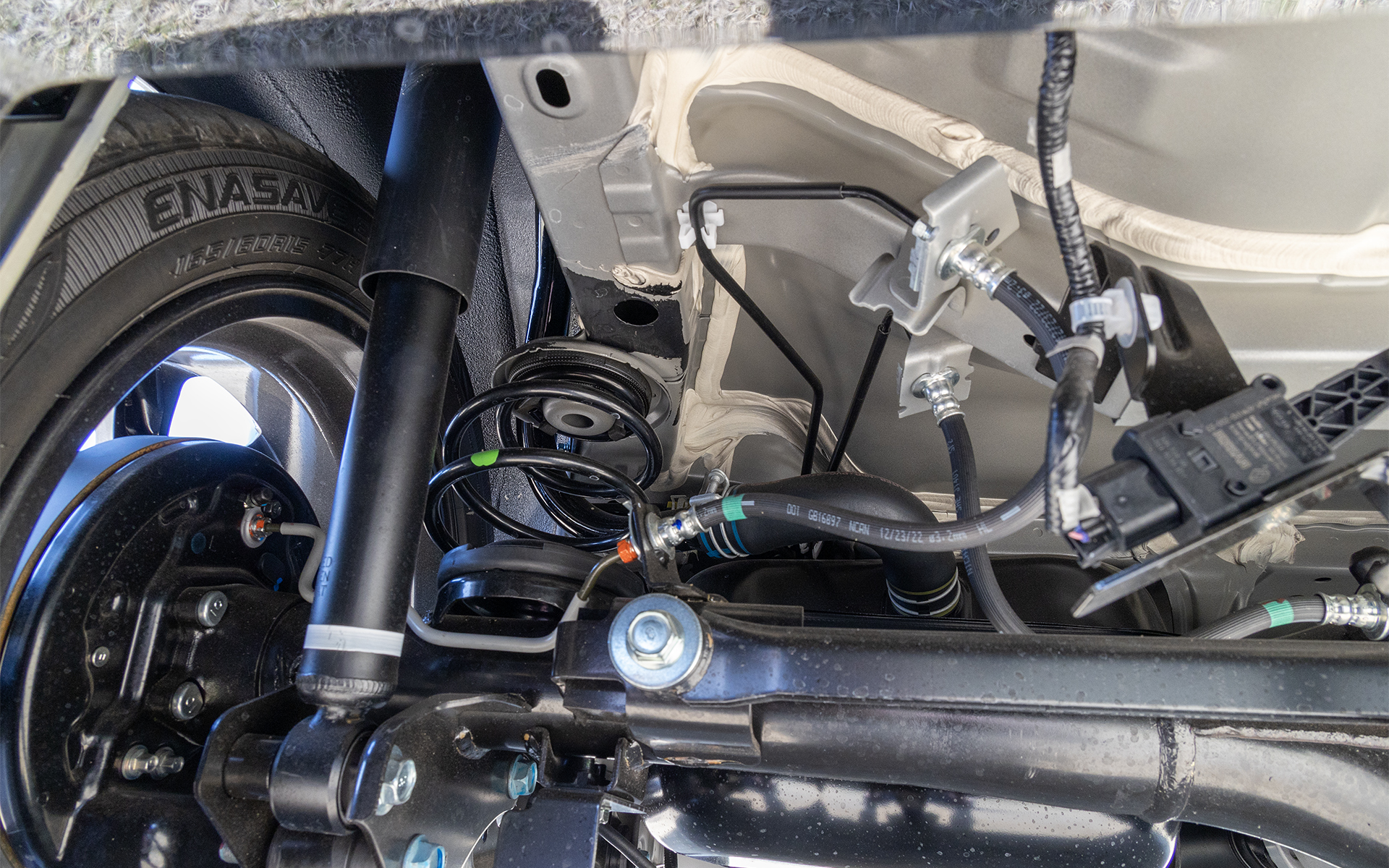 4WDモデルのリアサスペンション。ショックアブソーバーがデリカミニ専用チューニング仕様。スプリングはeKクロス スペースの4WDモデルから変更はない