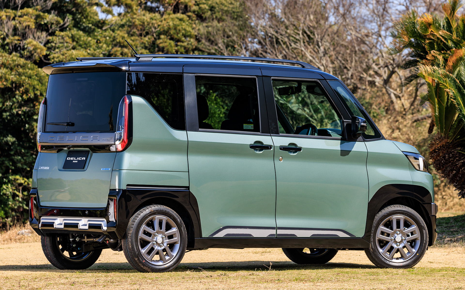 撮影車両はT Premium。ルーフレールは全車標準。ボディカラーはアッシュグリーンメタリック×ブラックマイカの2トーン。ディーラーオプションのサイドでカールが装着されている