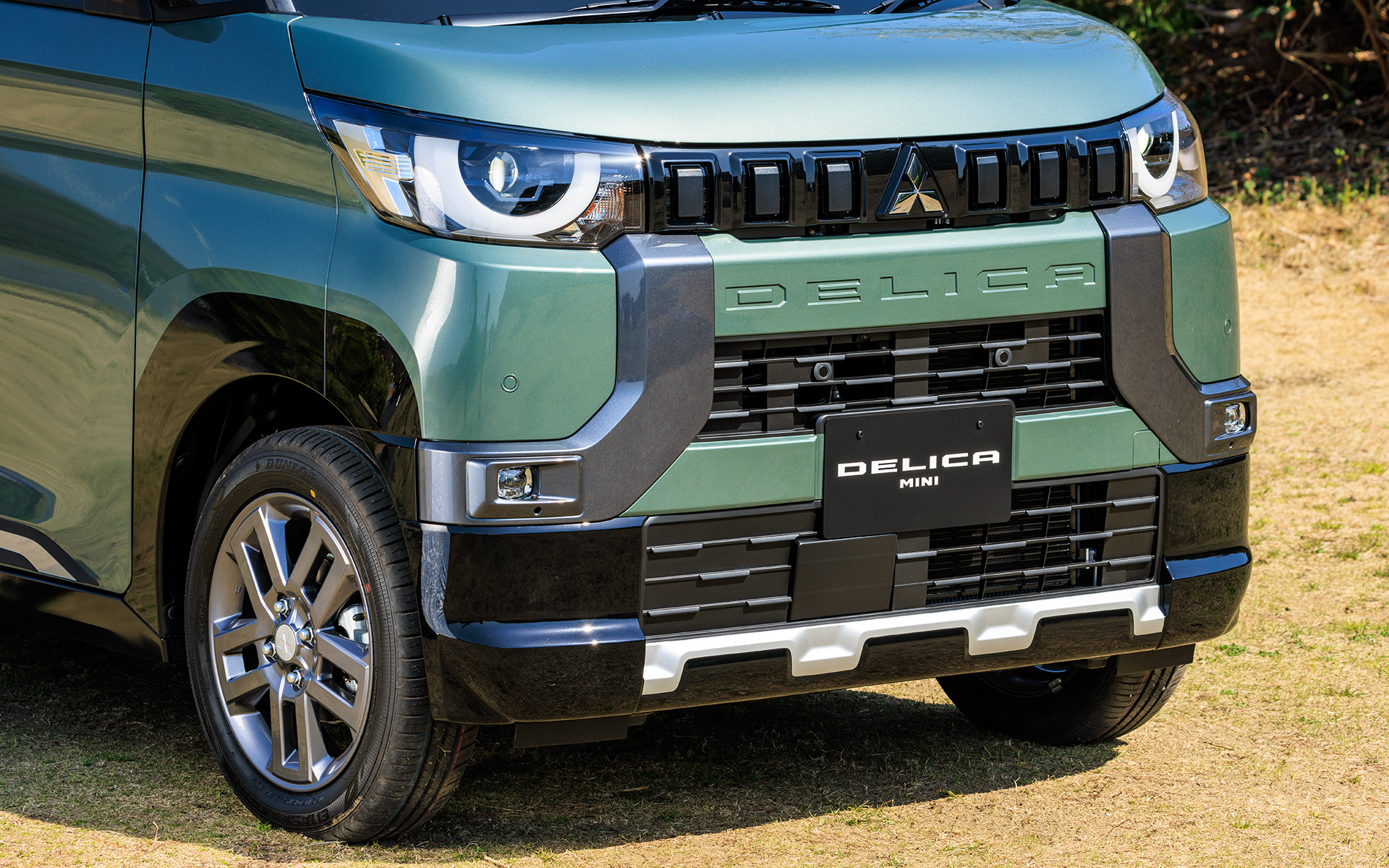 ダイナミックシールドを継承しつつブラックアウト化により力強い印象。埋め込みタイプのLEDフォグランプは標準装備