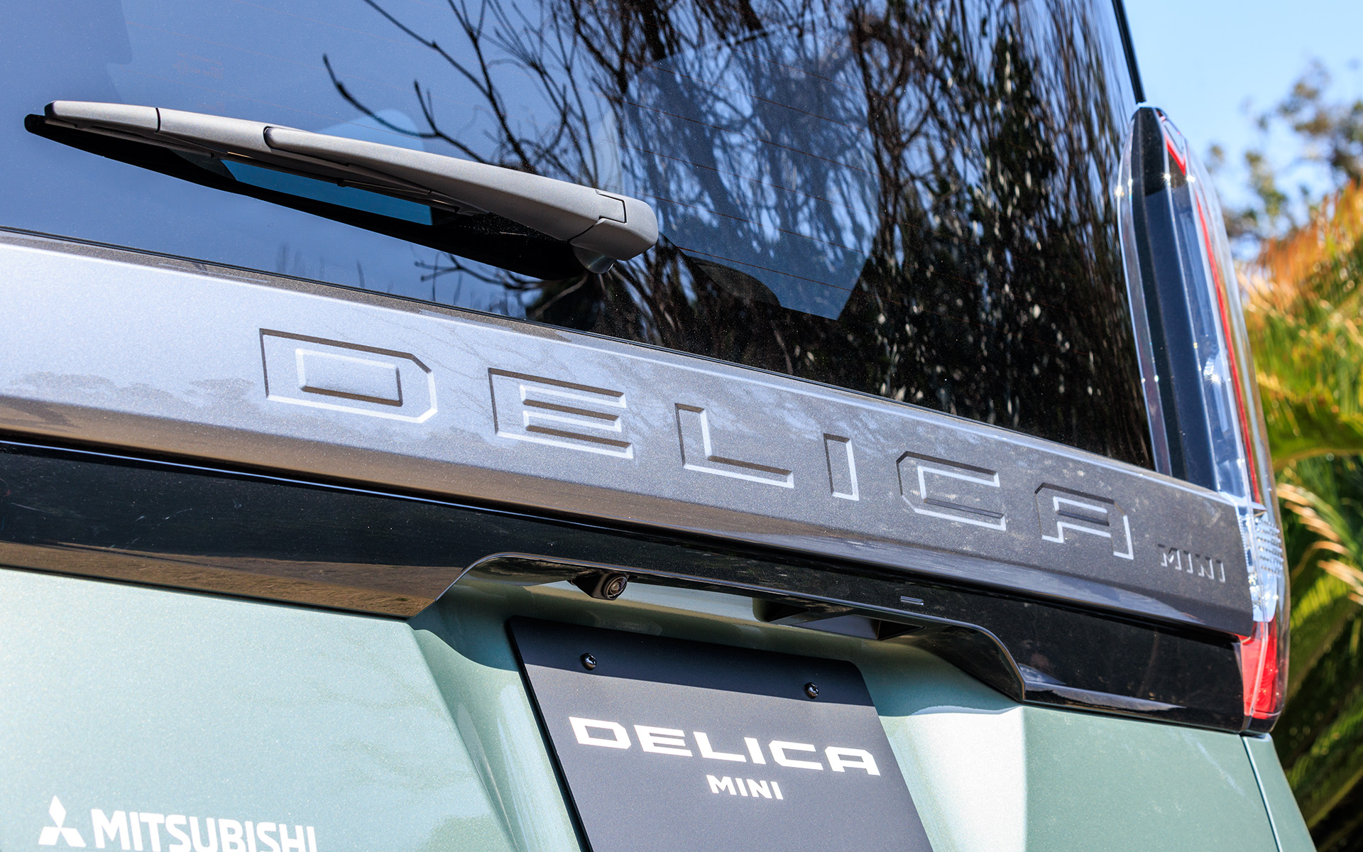 フロントとリアにDELICAの文字が刻まれる