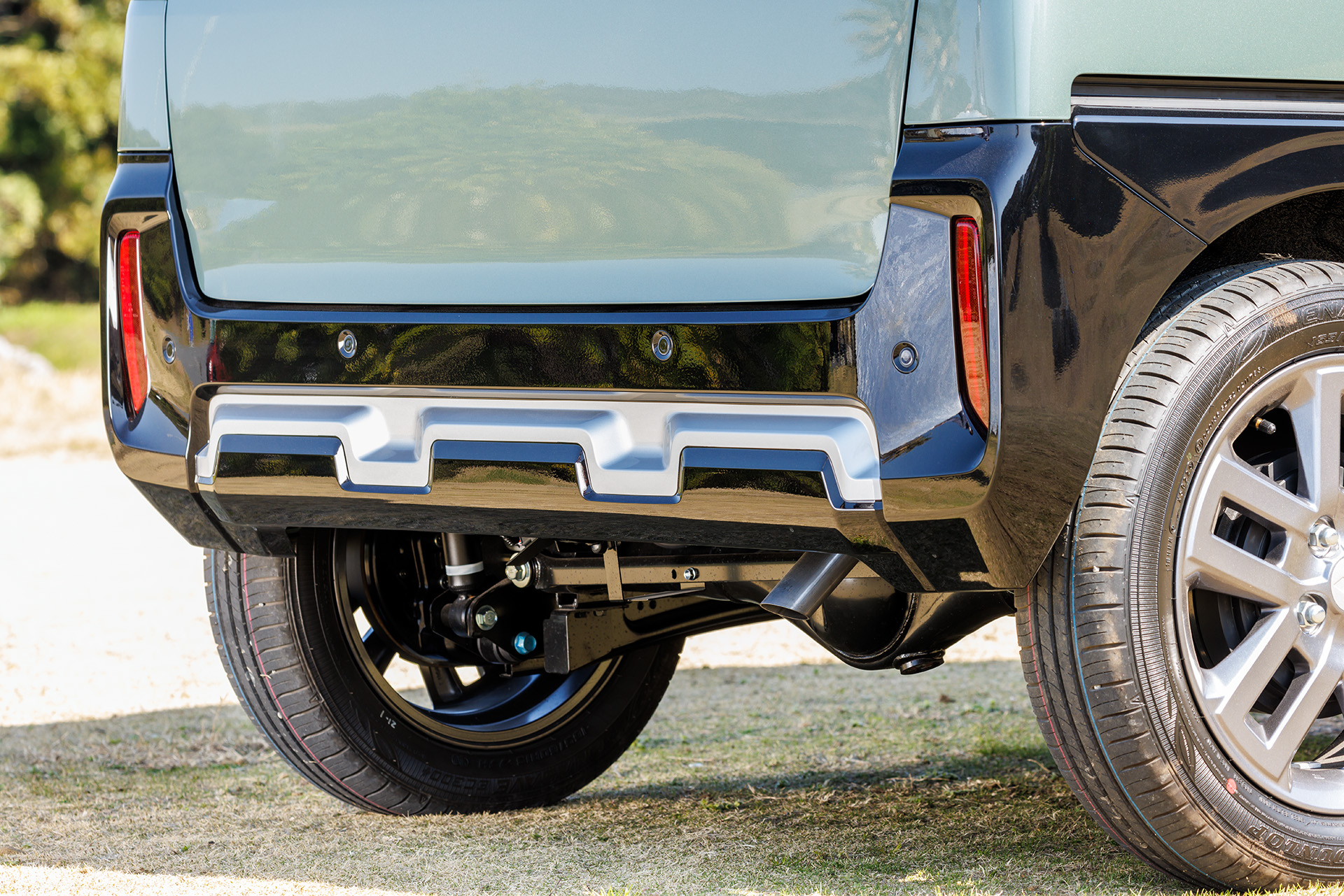 バンパー下部はスキッドプレート風の造形