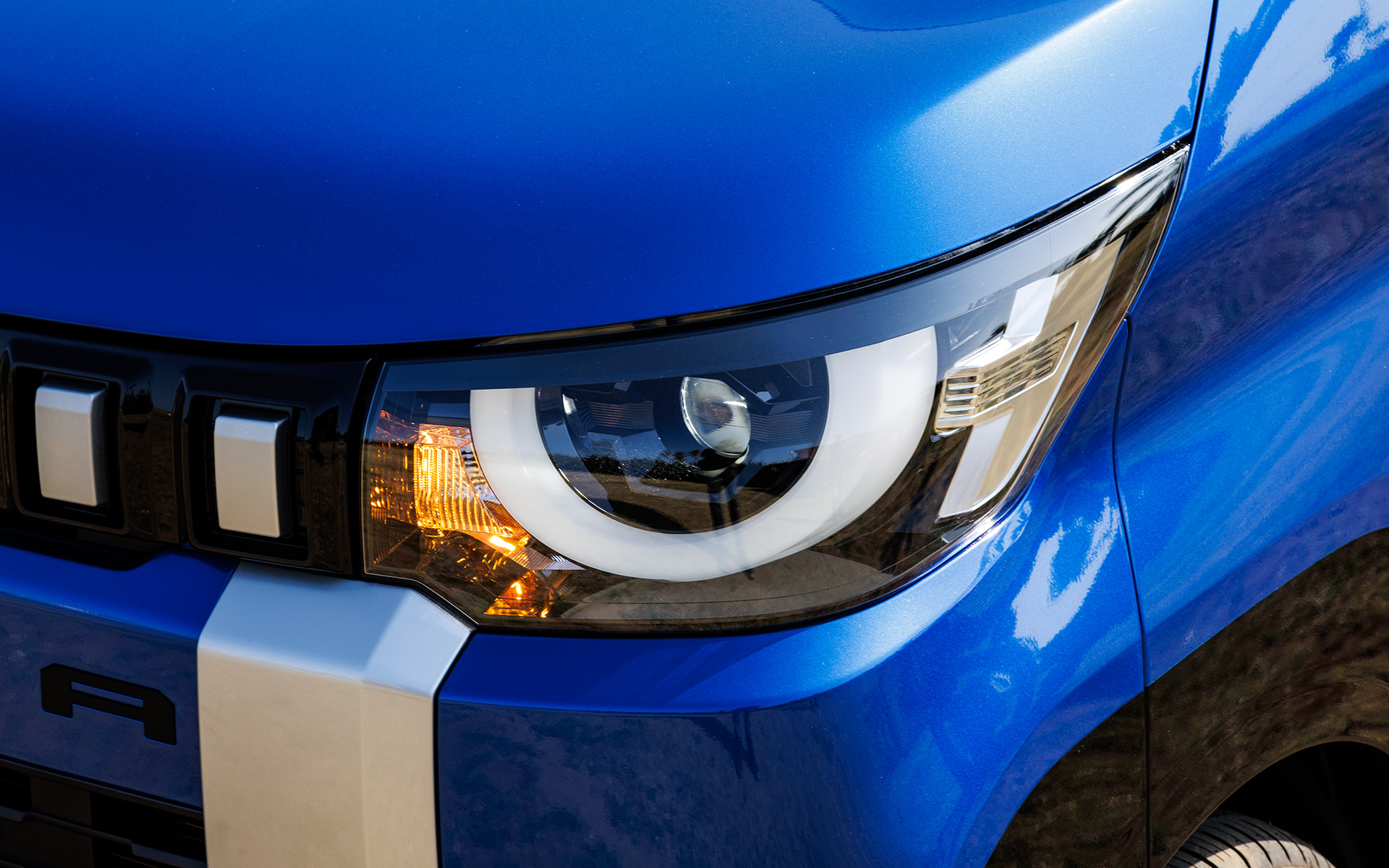 ヘッドライトの点灯パターン。ヘッドライトは全車LEDタイプで、アダプティブ仕様はオプションになる。撮影車両のボディカラーはライトニングブルーマイカ