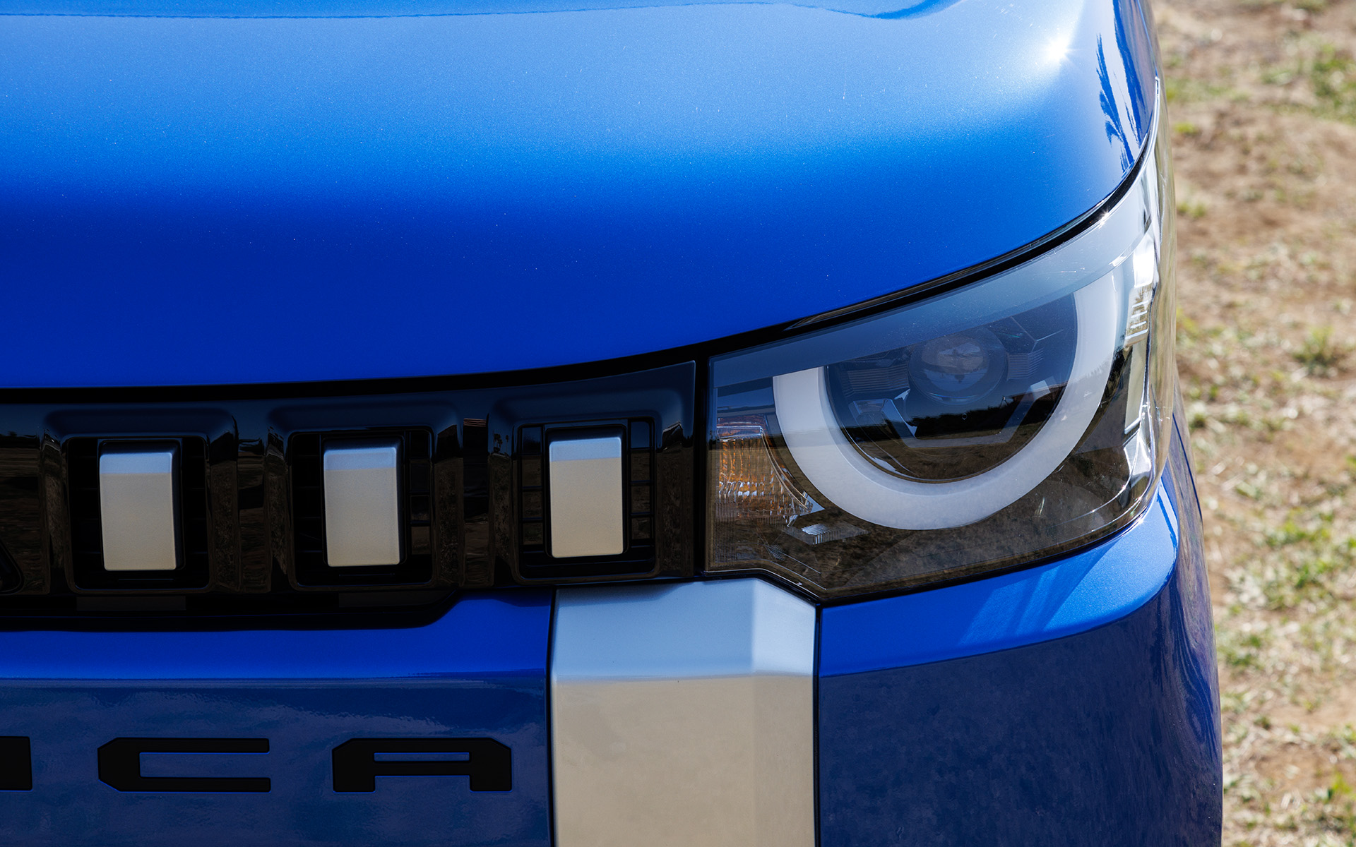 ヘッドライトの点灯パターン。ヘッドライトは全車LEDタイプで、アダプティブ仕様はオプションになる。撮影車両のボディカラーはライトニングブルーマイカ