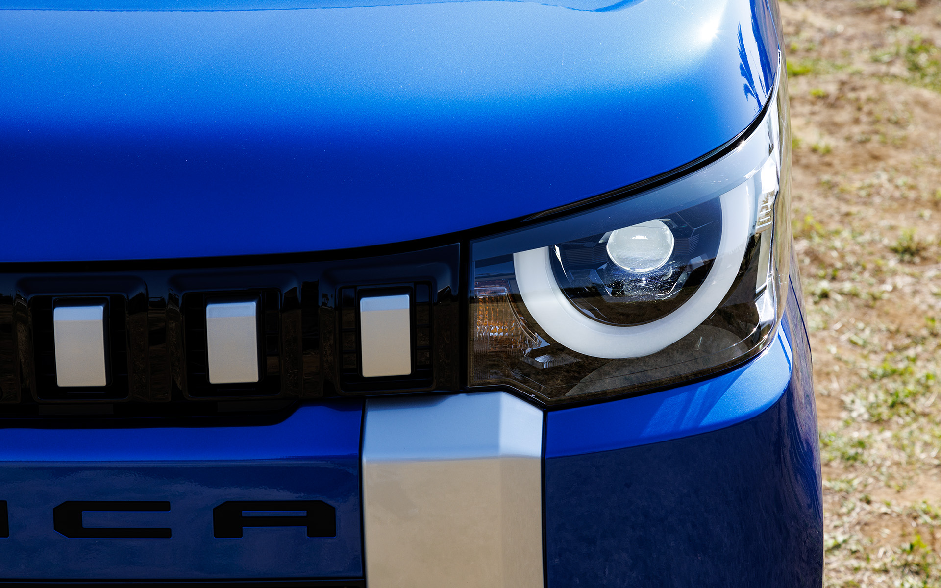 ヘッドライトの点灯パターン。ヘッドライトは全車LEDタイプで、アダプティブ仕様はオプションになる。撮影車両のボディカラーはライトニングブルーマイカ