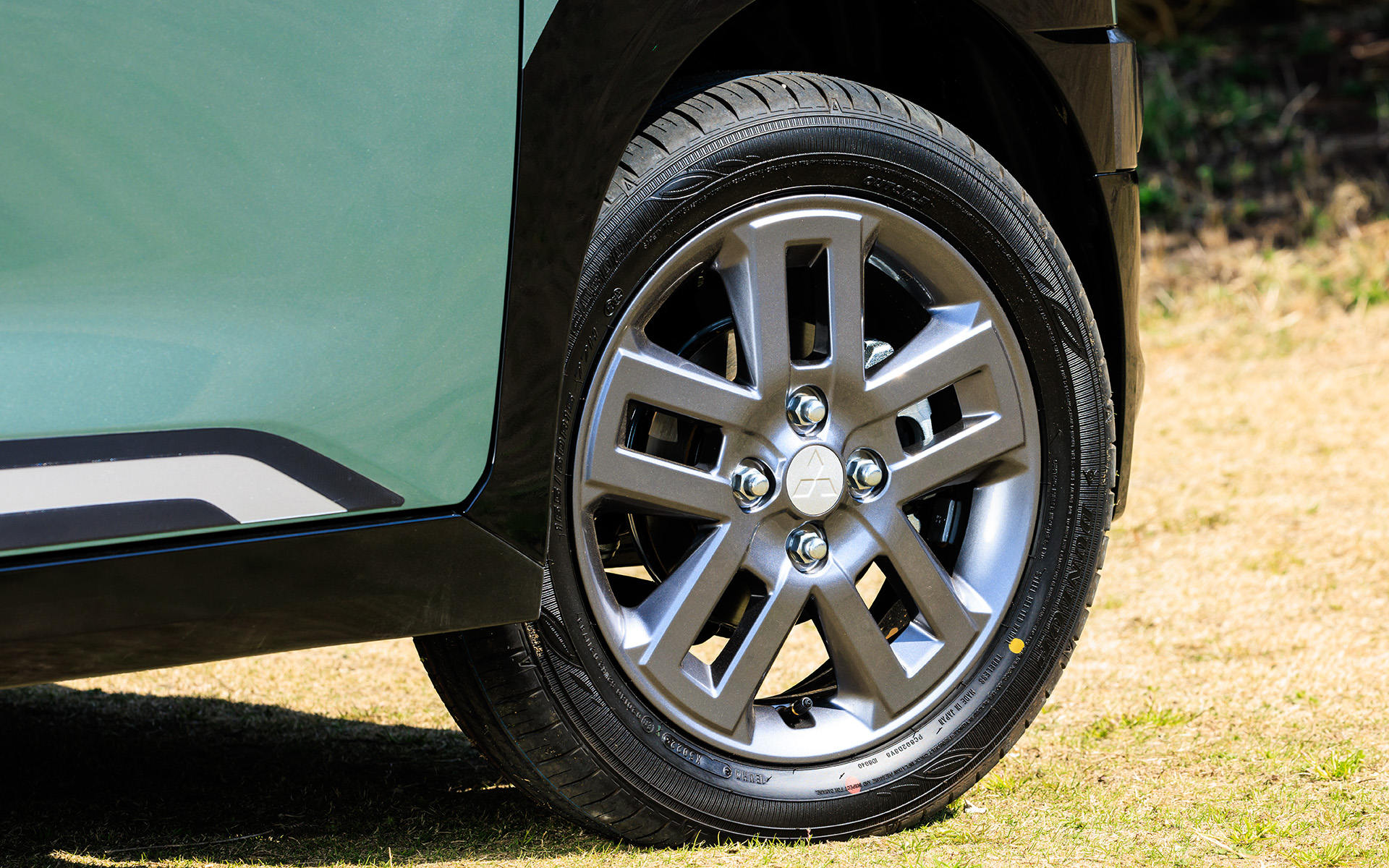 4WD車のタイヤは165/60R15。2WD車はPremium系が165/55R15、標準系が155/65R14となる