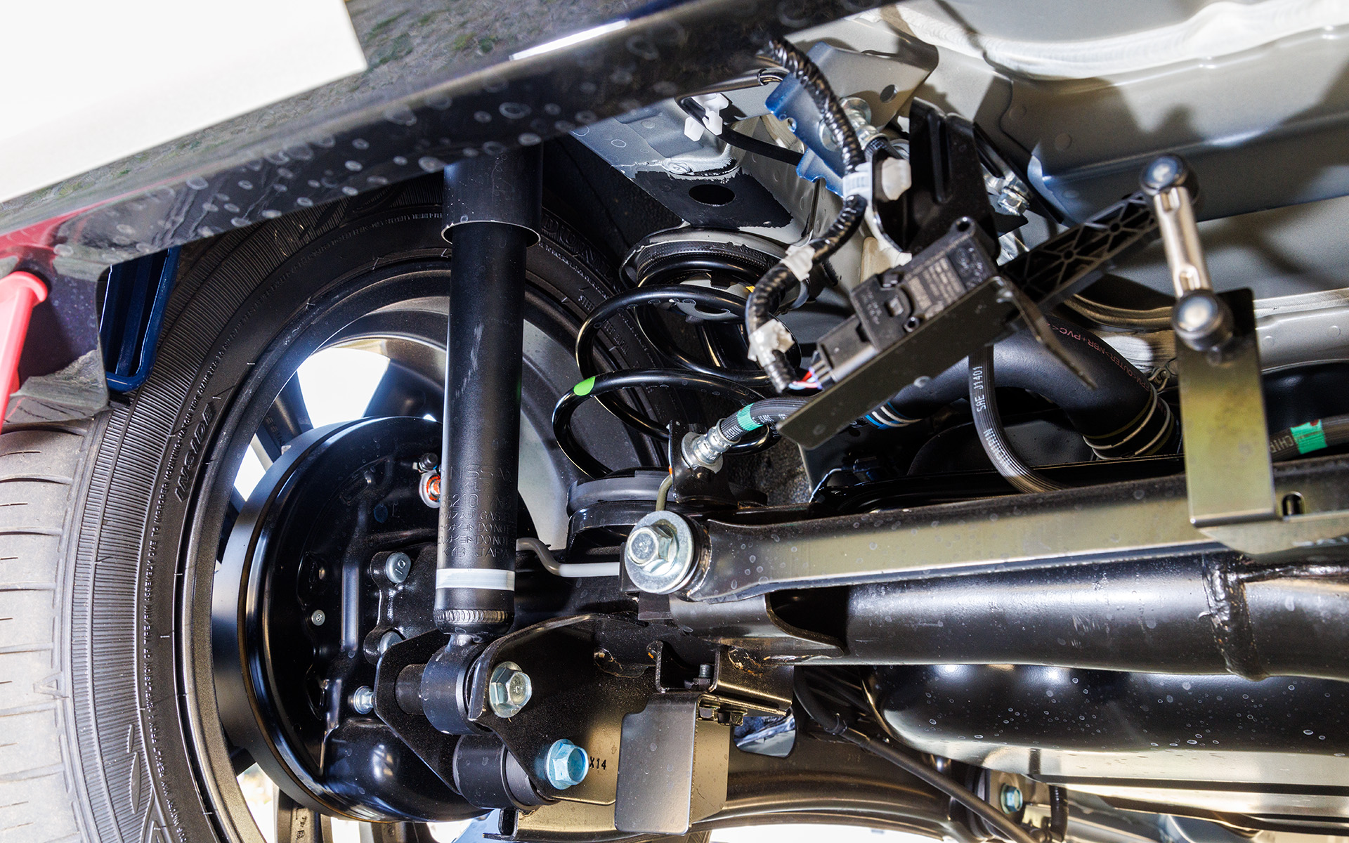 4WD車のサスペンションはフロントがストラット、リアはトルクアーム式3リンク。2WD車はストラット/トーションビームの組み合わせ