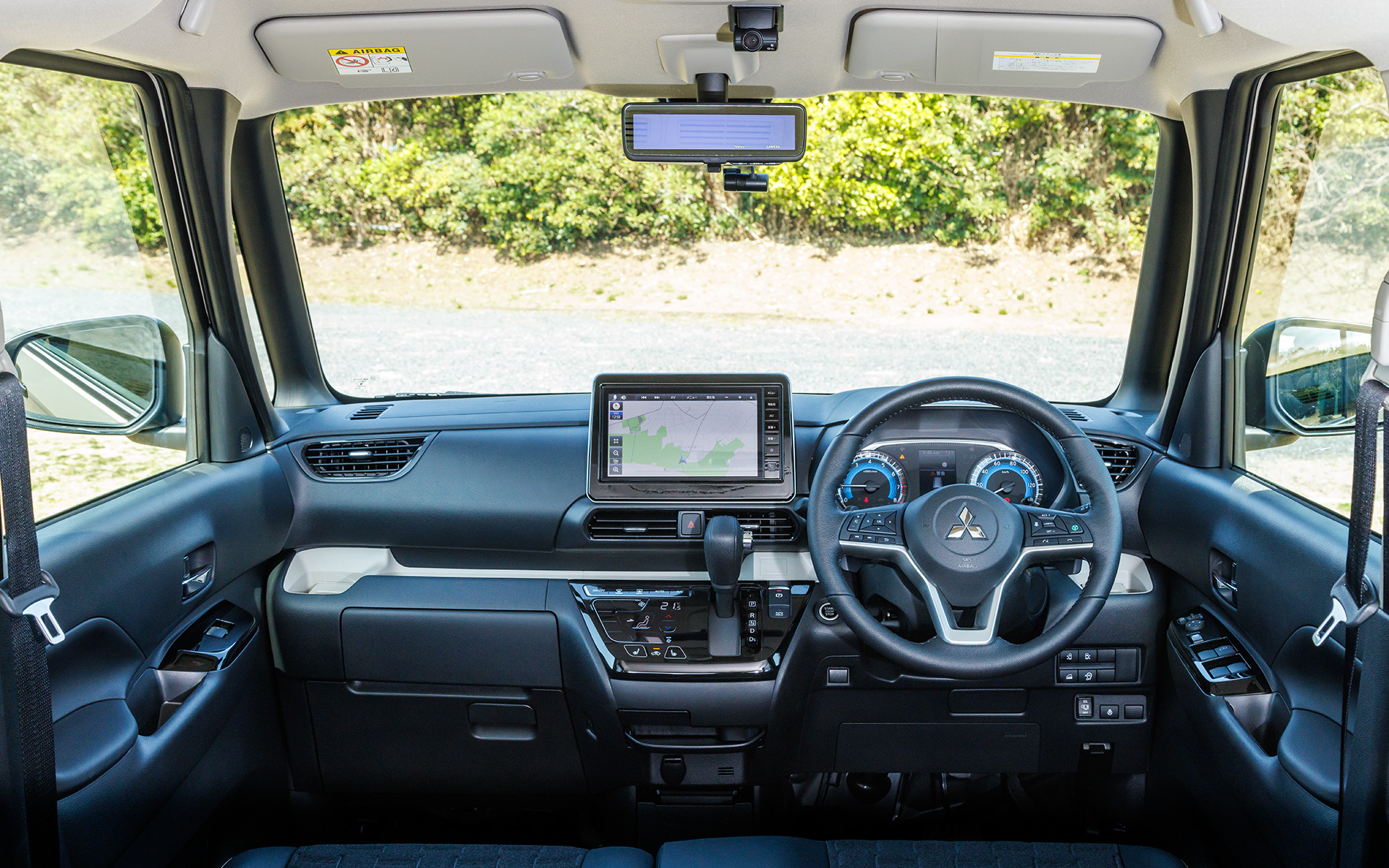 内装色はブラックとアイボリーの組み合わせ