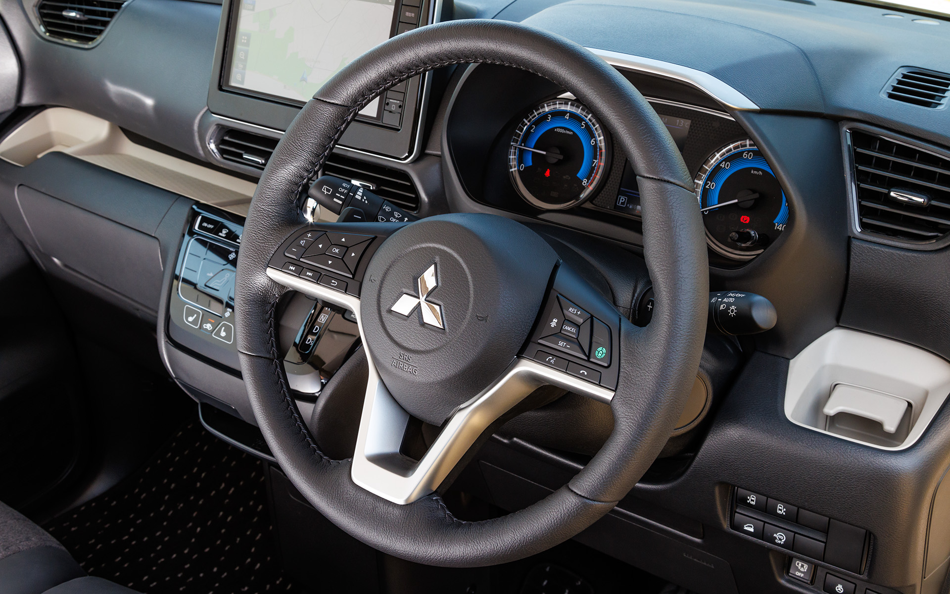 ステアリングは本革巻きが標準。ターボ車にはパドルシフトが、Premium系にはステアリングヒーターが付く