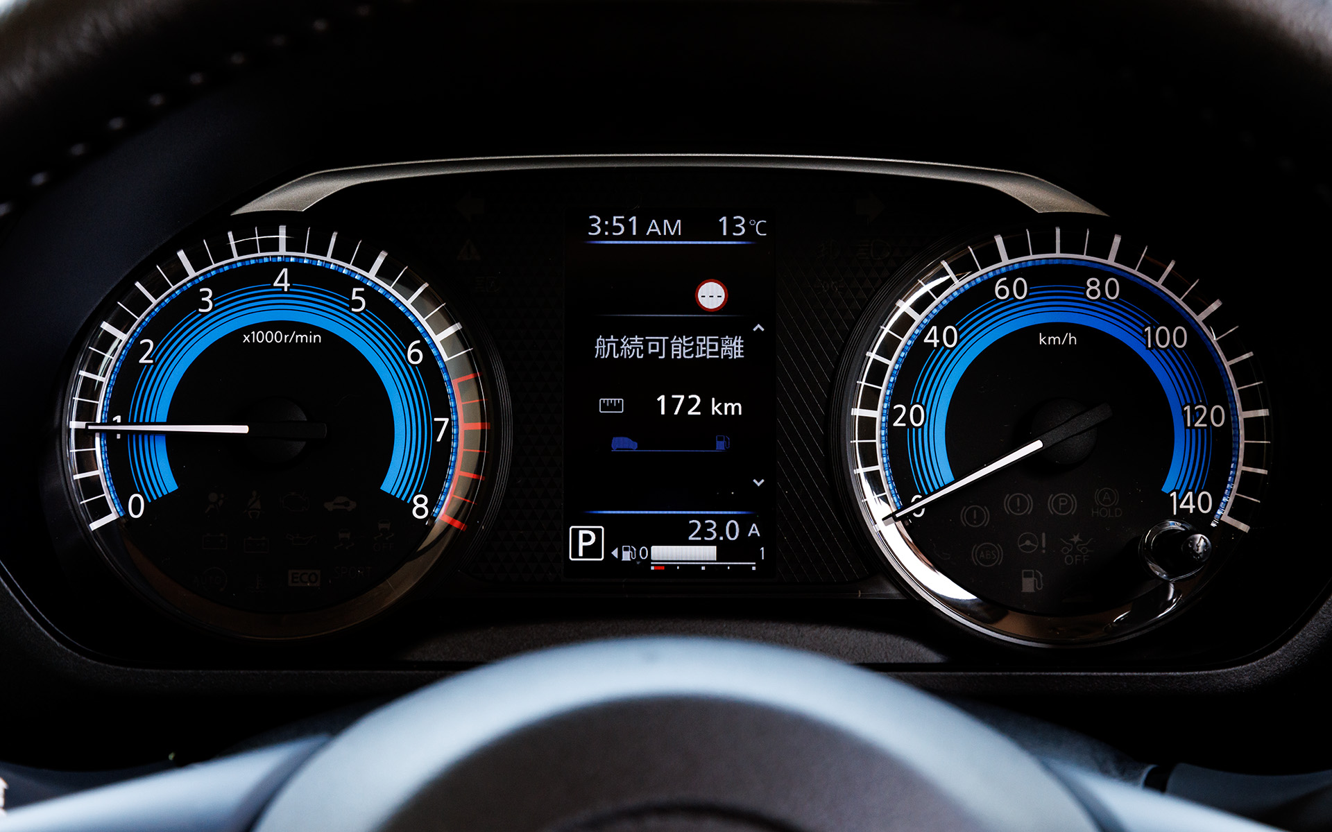 メーターはシンプルな2眼タイプで中央にマルチインフォメーションディスプレイを配置