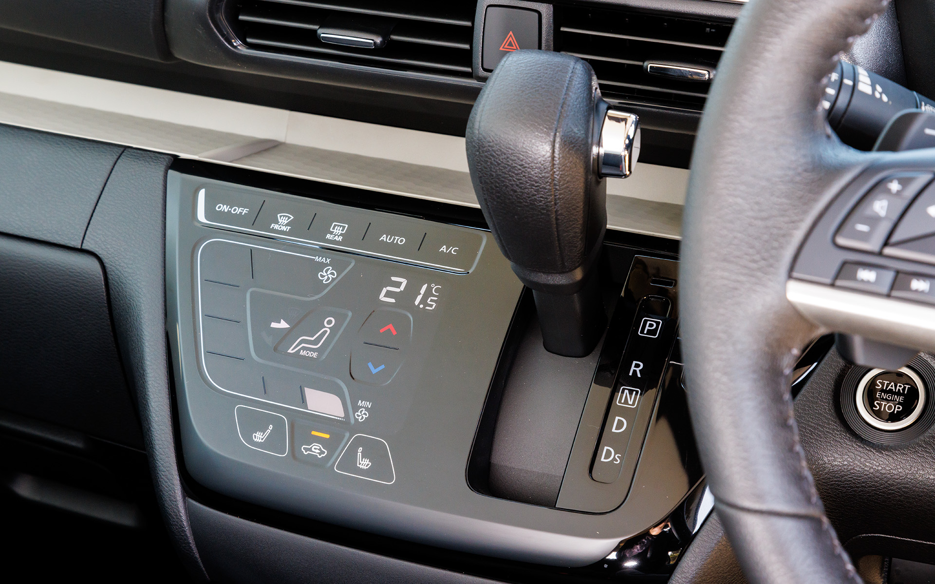 メッキアクセント付シフトノブが標準。タッチパネル式のフルオートエアコンも全車標準だ