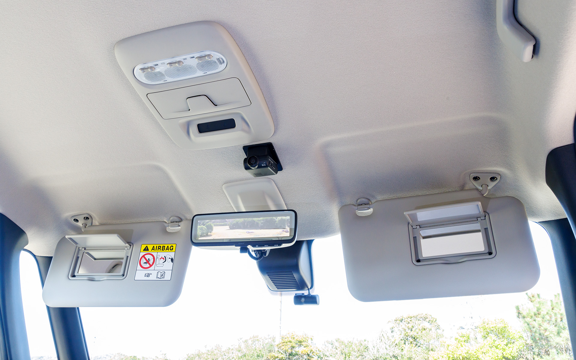 大型のサンバイザーはバニティミラーが付く