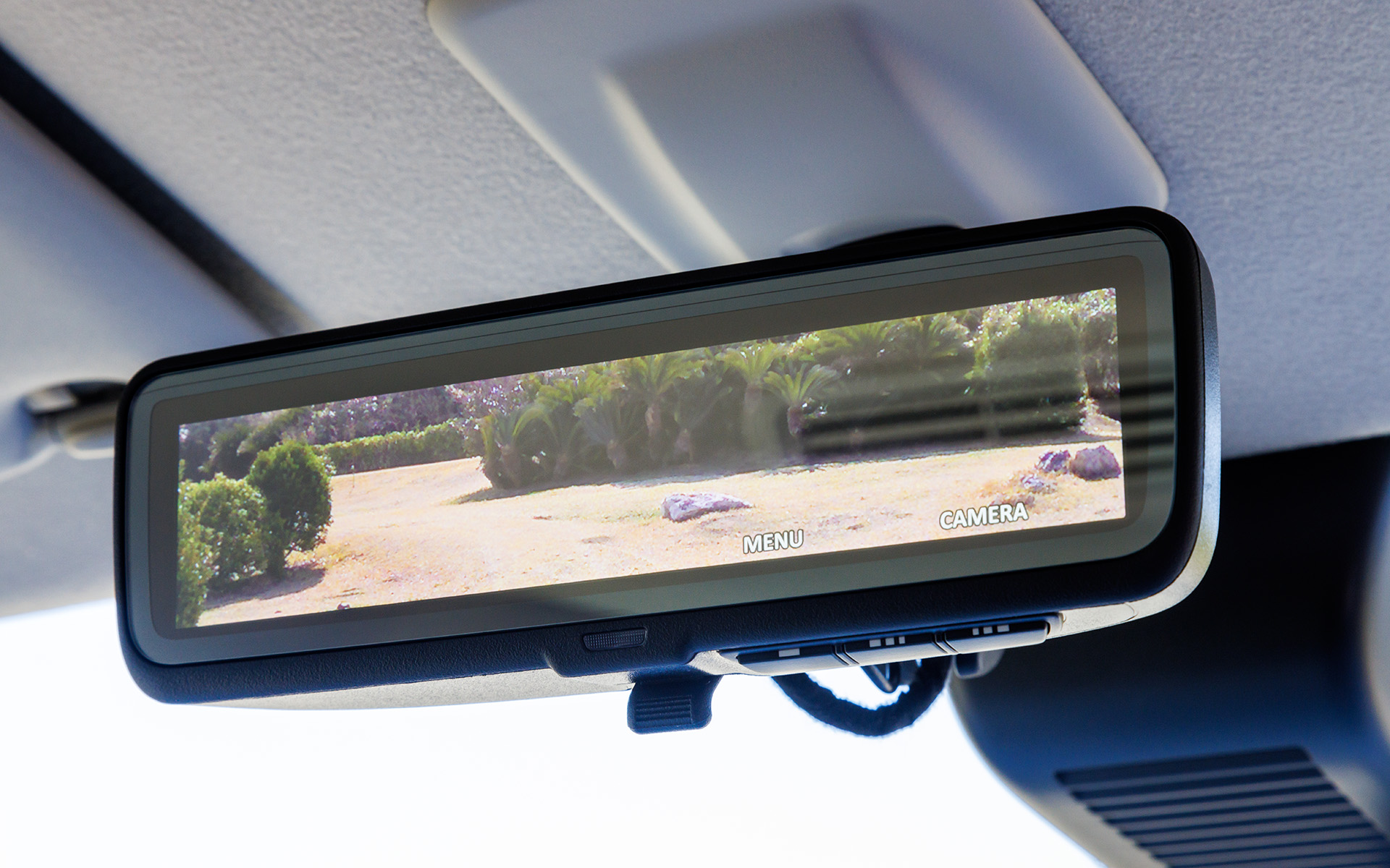 Premium系にはデジタルルームミラーが標準装備となる