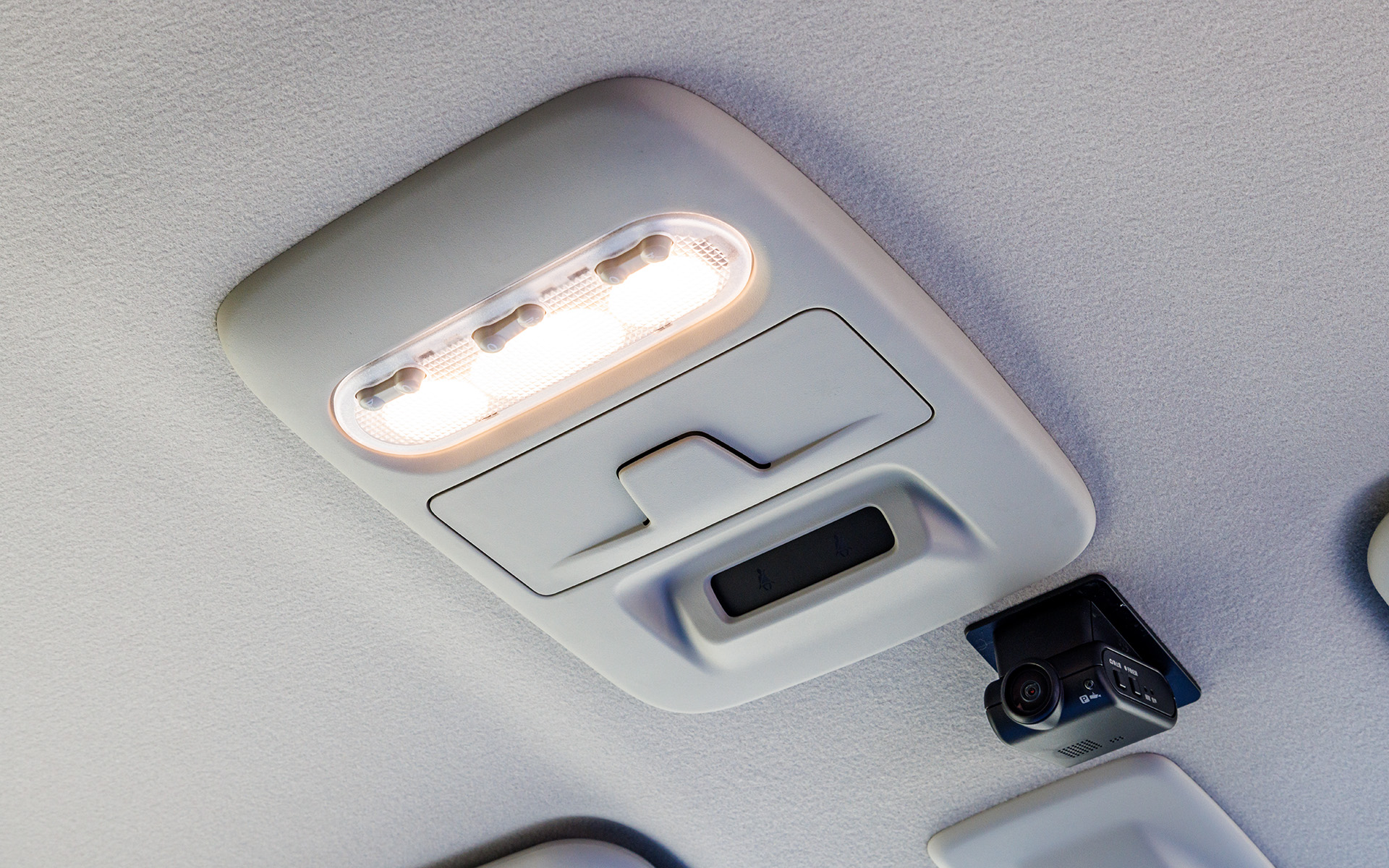 マップランプやチケットホルダーなど。前方に装着されているのはドライブレコーダー（車室内対応/2カメラ別体タイプ）