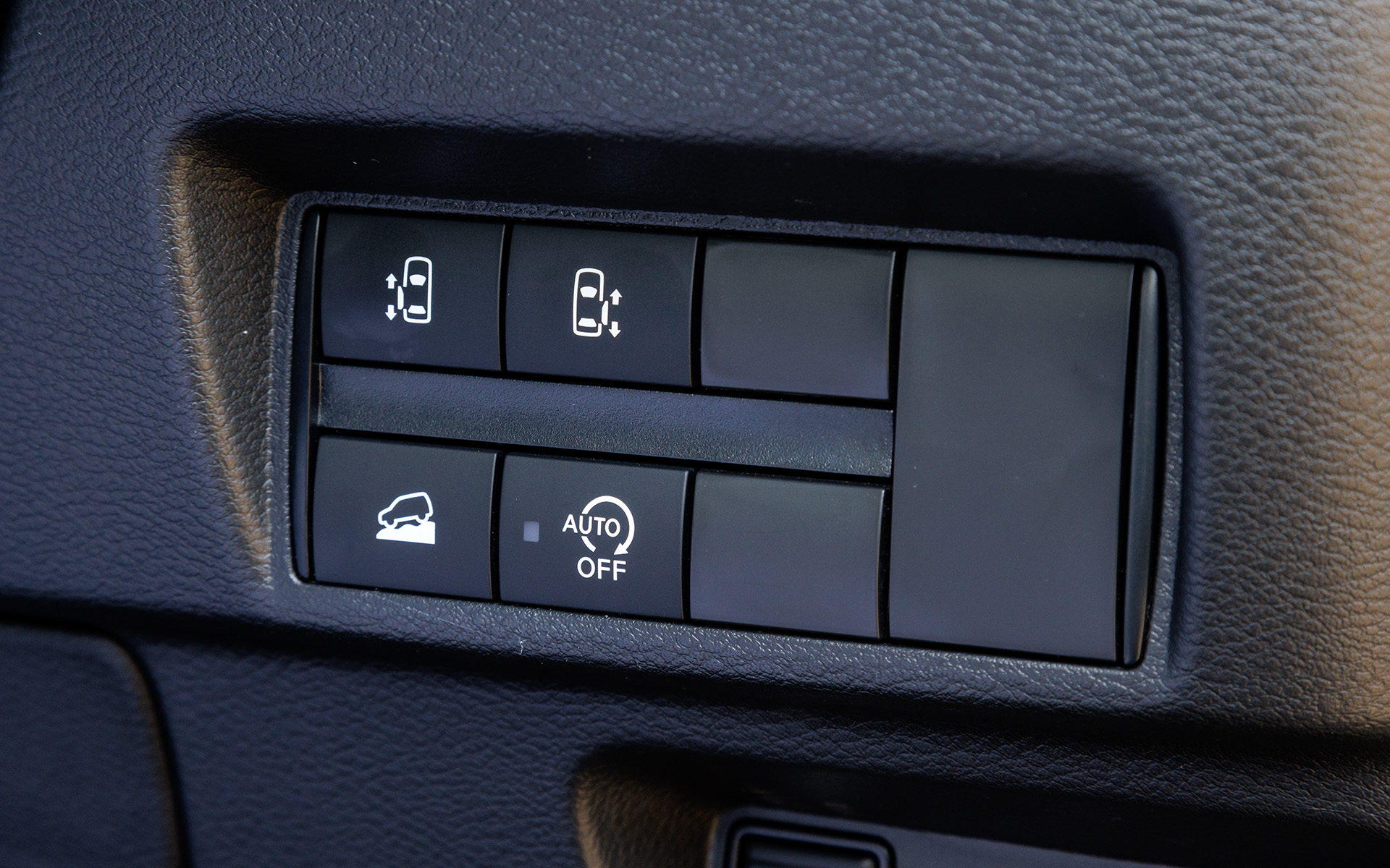 ステアリングコラム右側にはスライドドアのスイッチなど。Premium系は運転席側、助手席側ともにハンズフリー機能付、標準形は助手席側のみ標準、運転席側はオプションになる